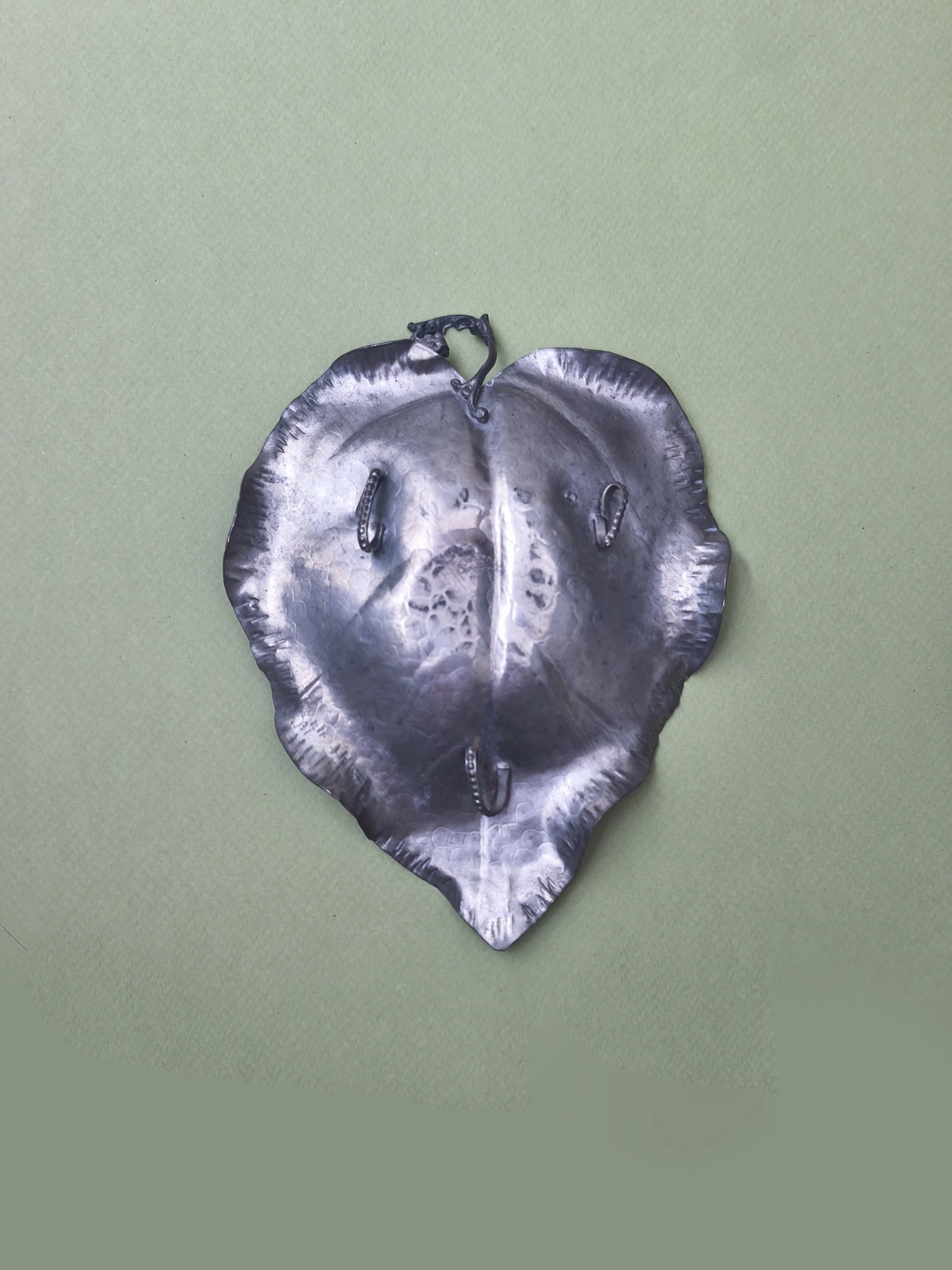 les-objoies-pewter-leaf-vide-poche-3.jpg
