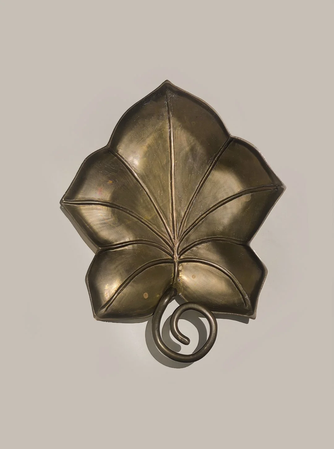 les-objoies-vide-pochlarge-leaf-brass-1.jpg
