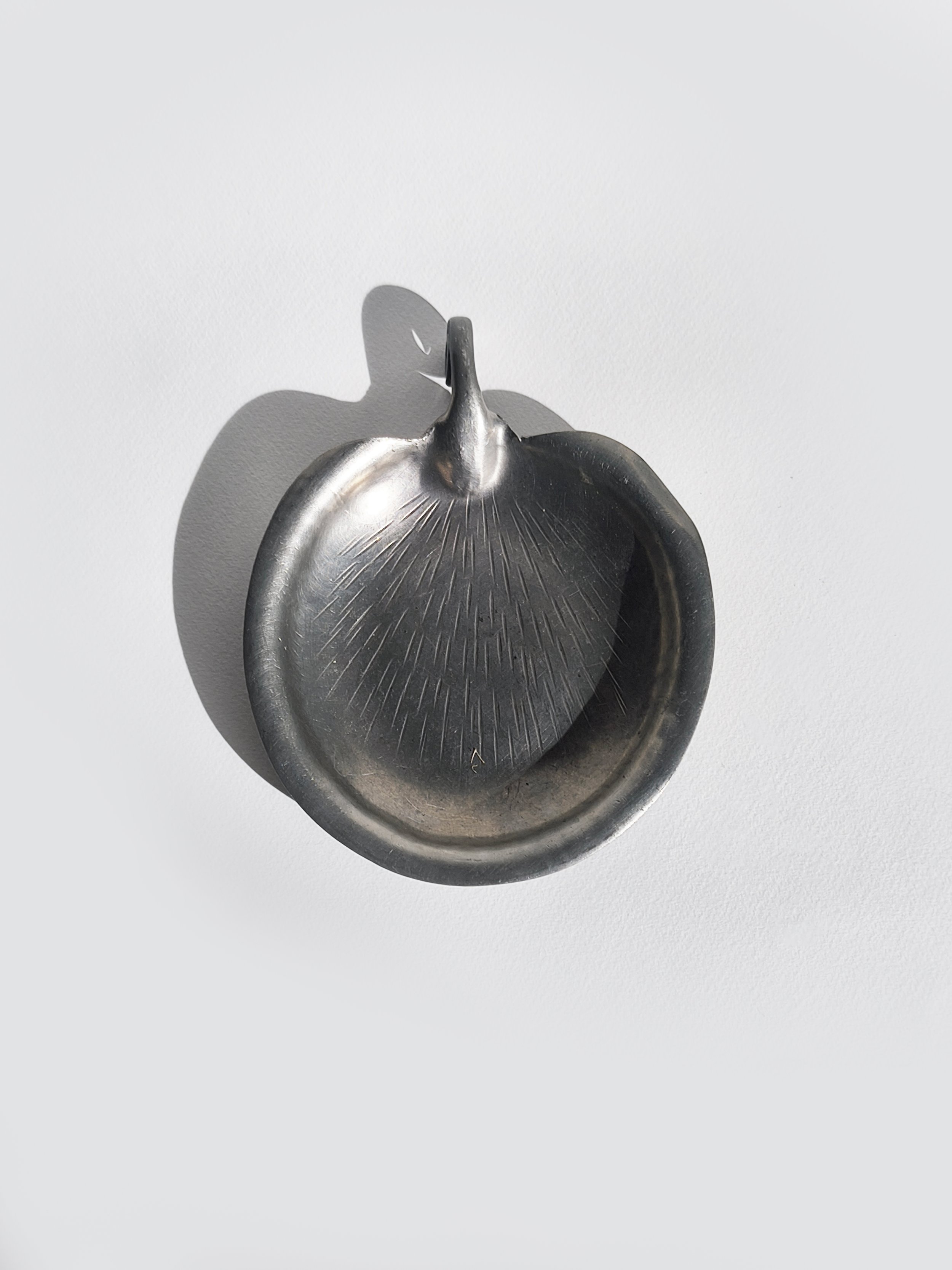 les-objoies-pewter-leaf-round-vide-poche-3.jpg