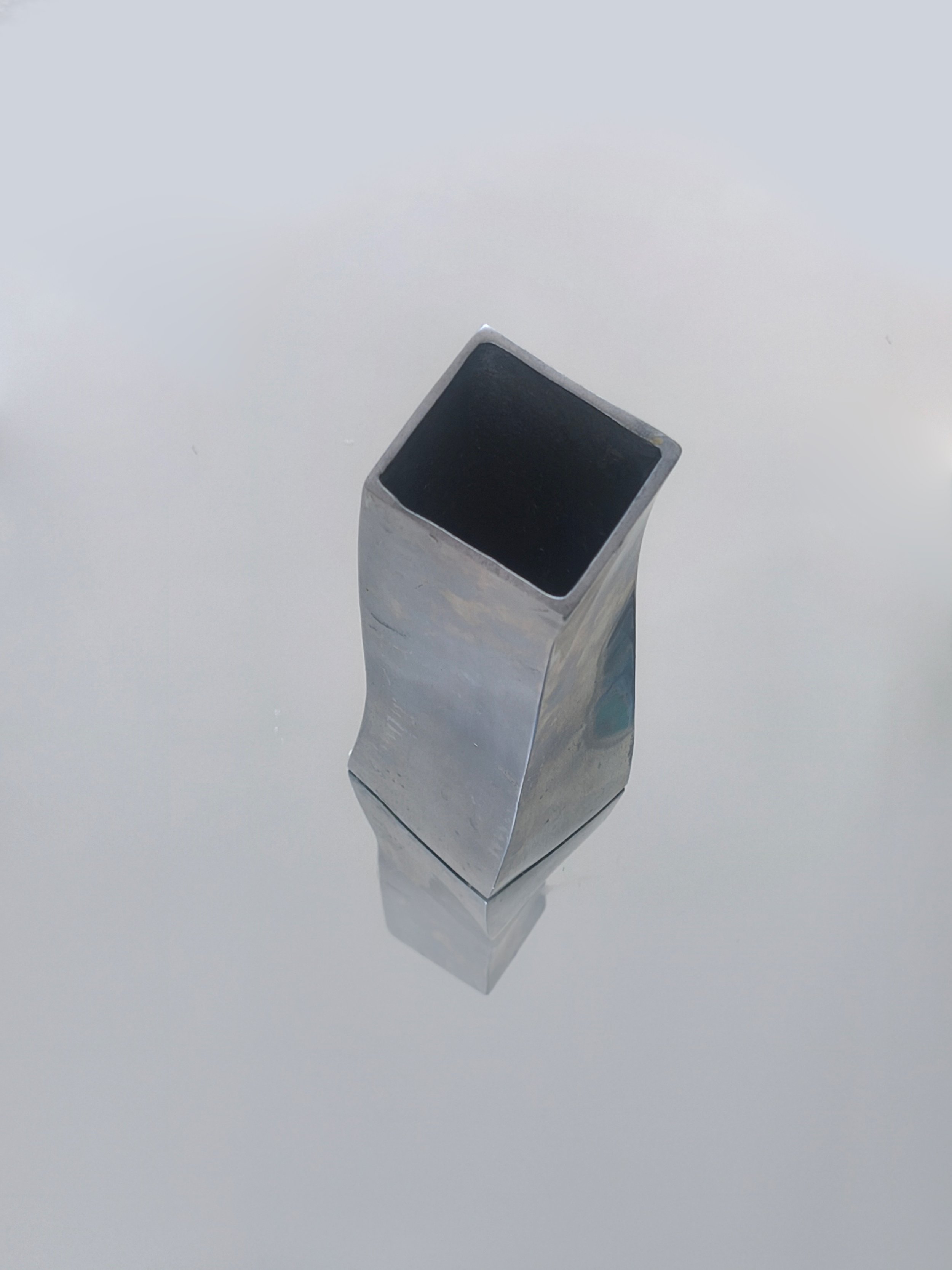 les-objoies-twist-vase-modern-2.jpg