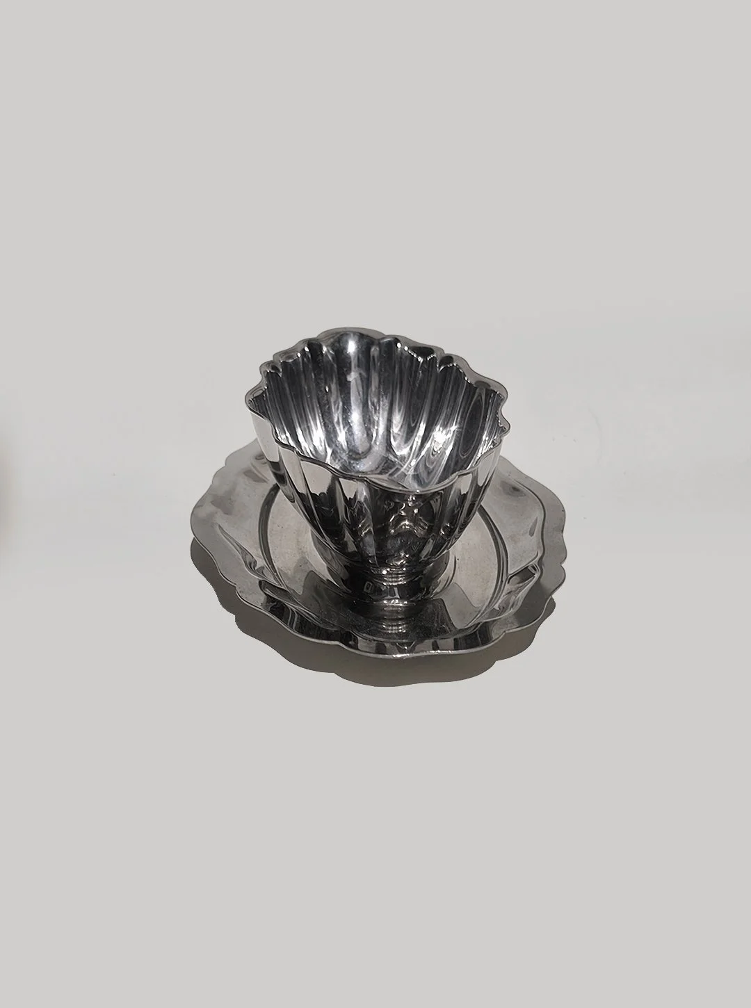 les-objoies-steel-sauce-pot-3.jpg