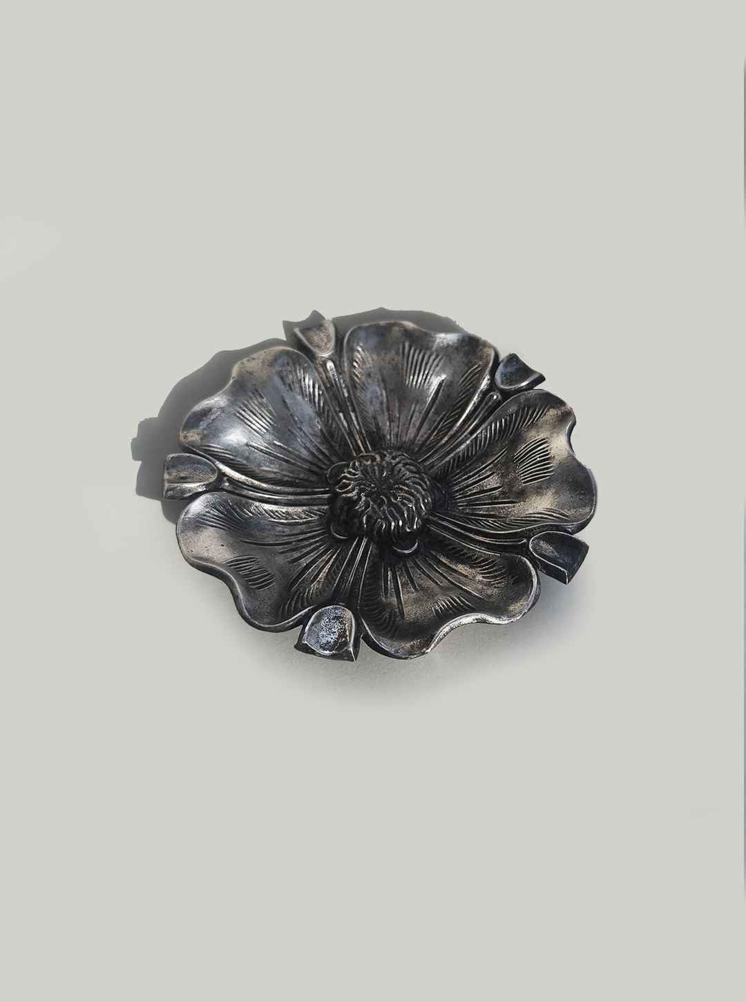 les-objoies-flower-pewter-ashtray4.png