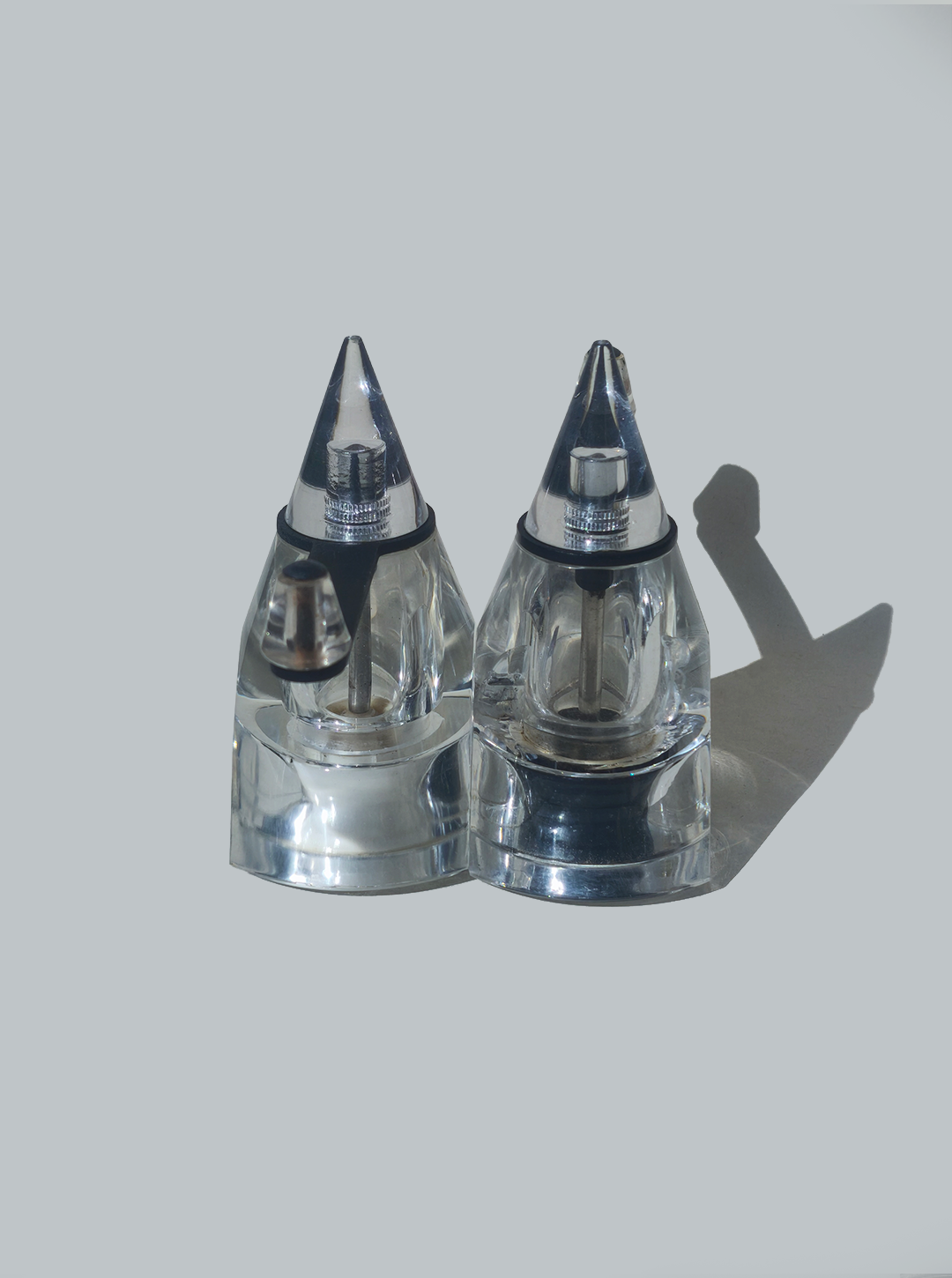 les-objoies-conic-salt-pepper-lucite-set-2.png