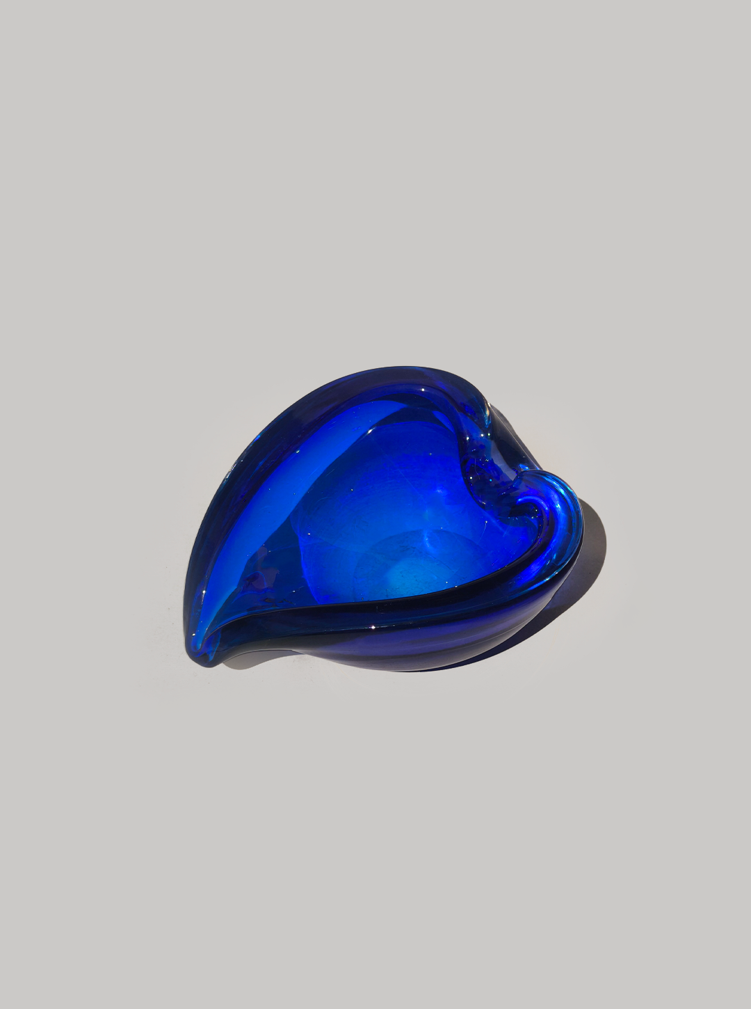 les-objoies-glass-ashtray-blue-2.png