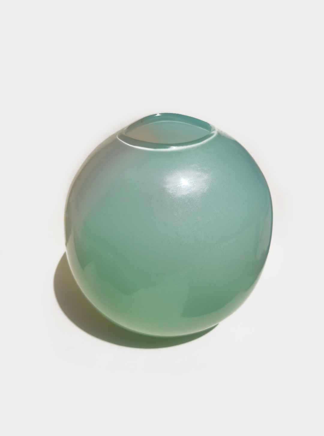 les-objoies-ball-vase-opaque-2.png