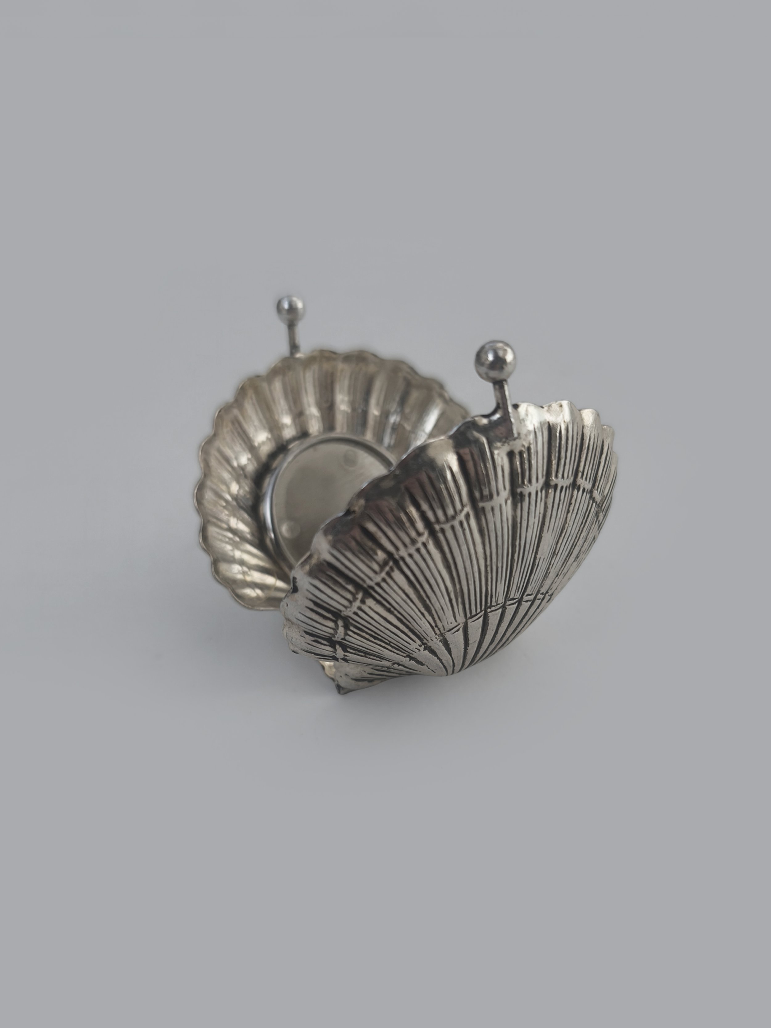 les-objoies-small-shell-wallet-3.jpg