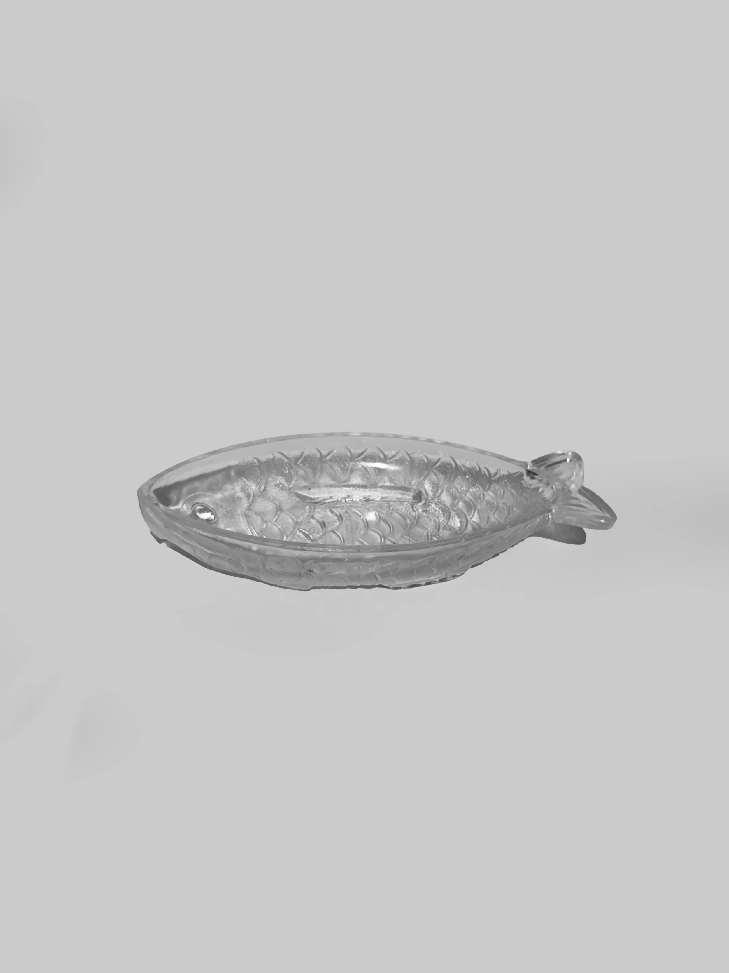 les-objoies-glass-fish-dish-3.jpg