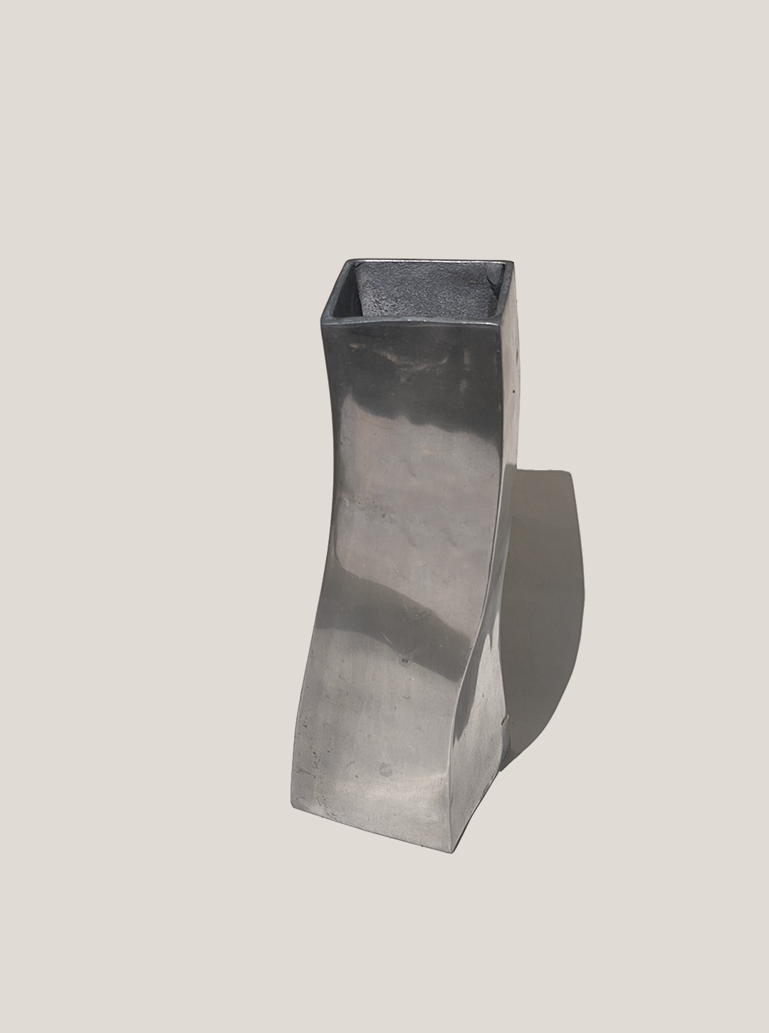 les-objoies-modern-wavy-vase-4.png