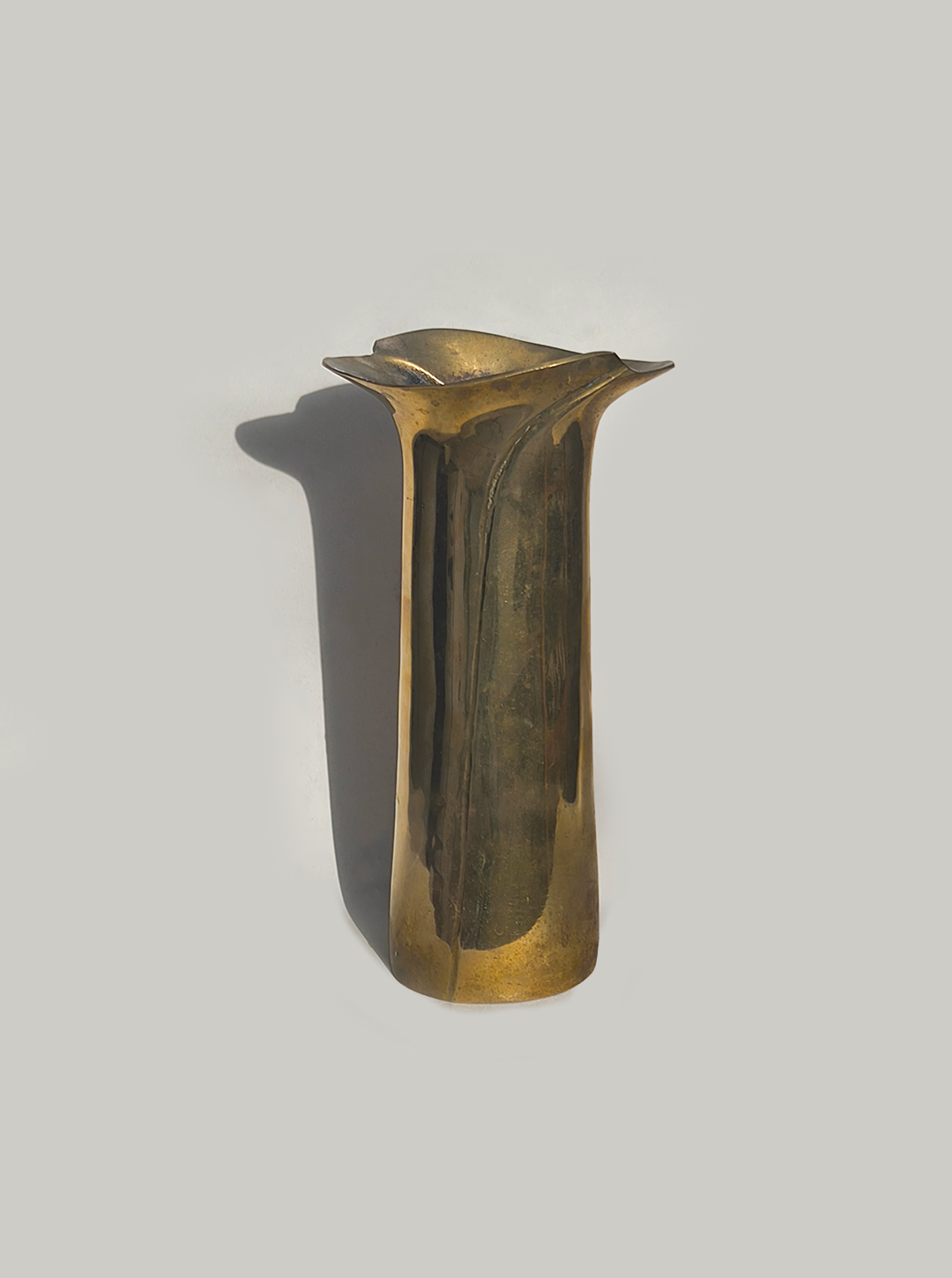 les-objoies-art-nouveau-brass-vase.png