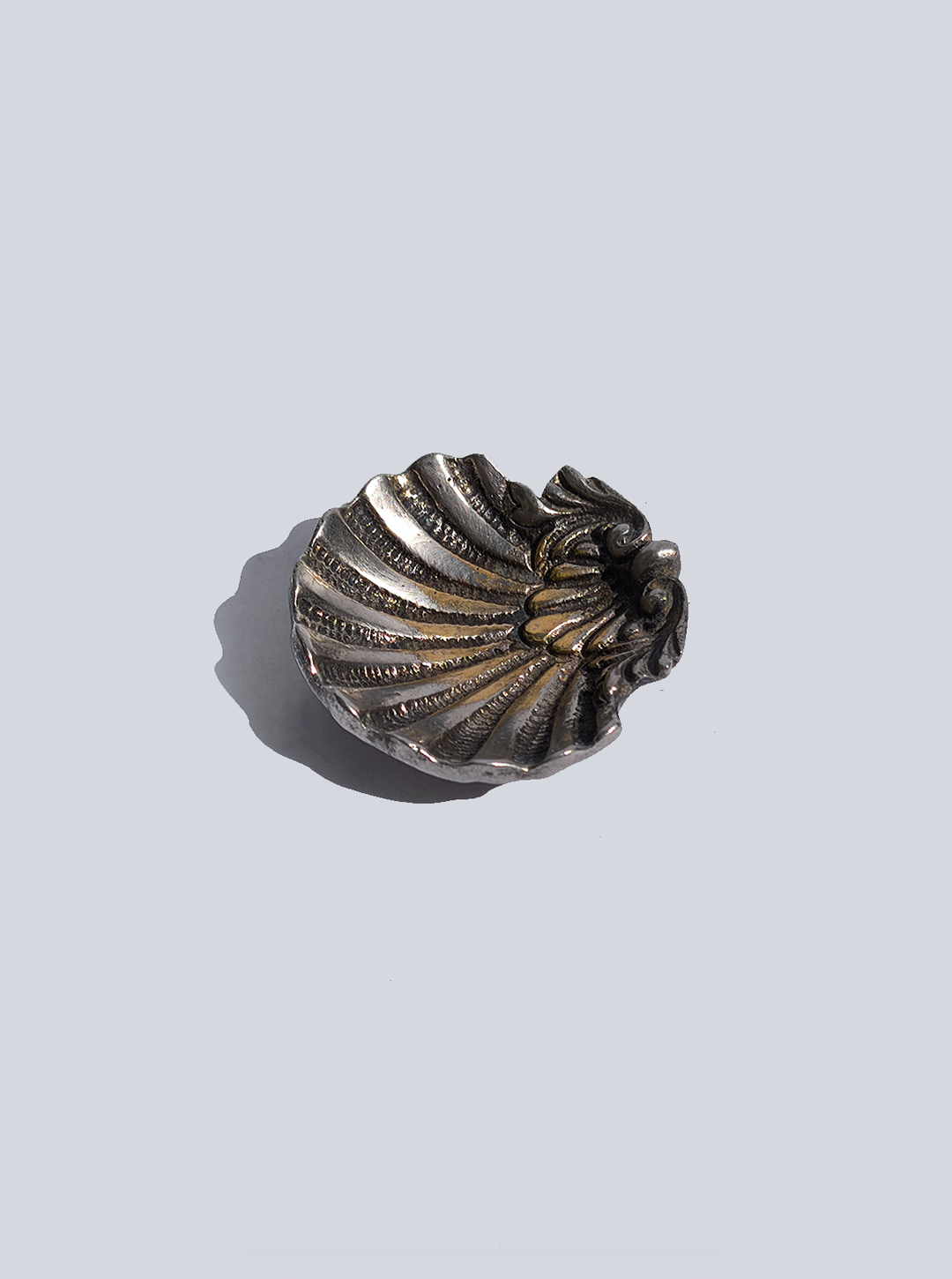 les-objoies-small-brass-vide-poche-3.png