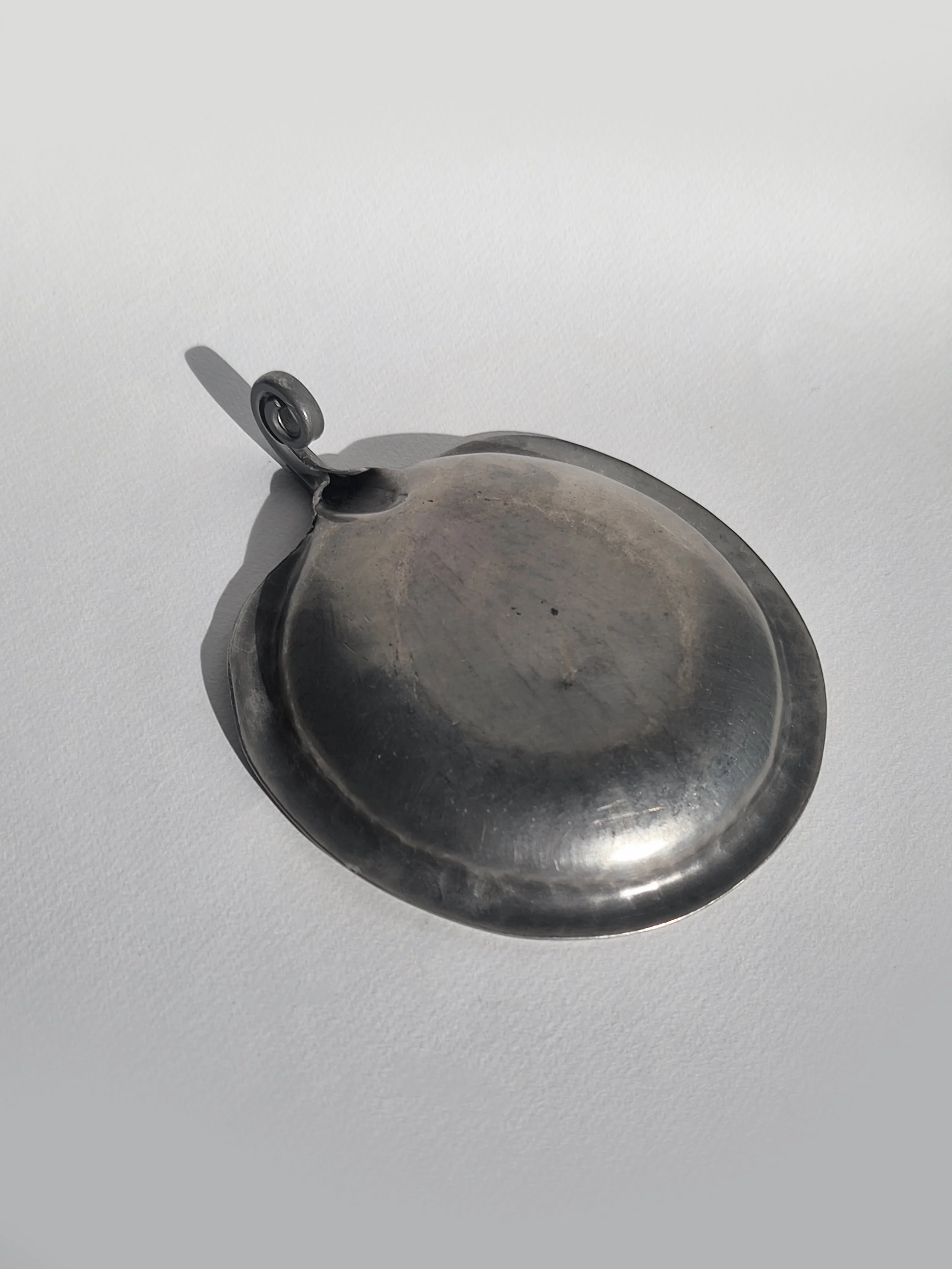 les-objoies-pewter-leaf-round-vide-poche-2.jpg