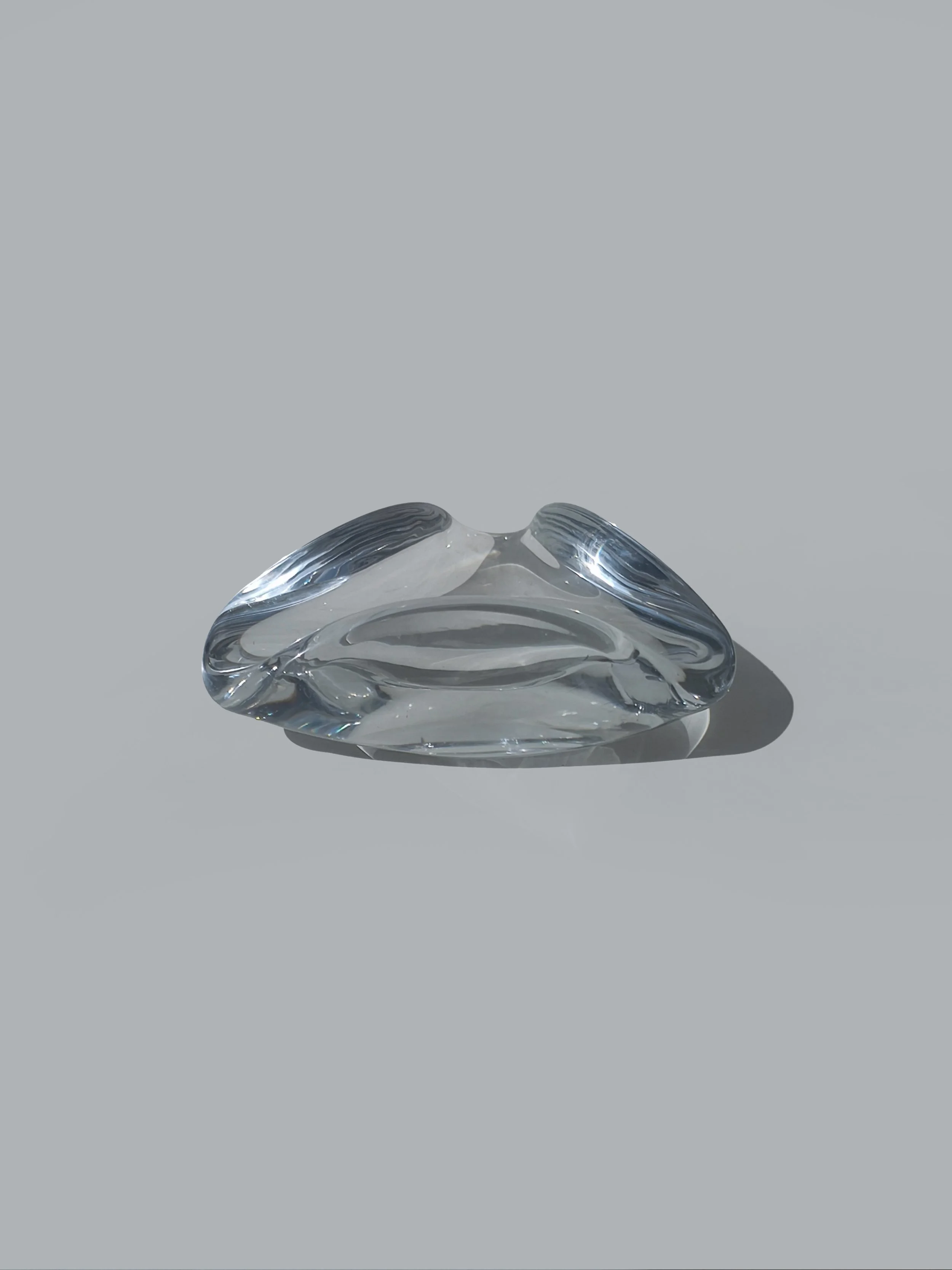 les-objoies-crystal-triangle-ashtray-3.jpg