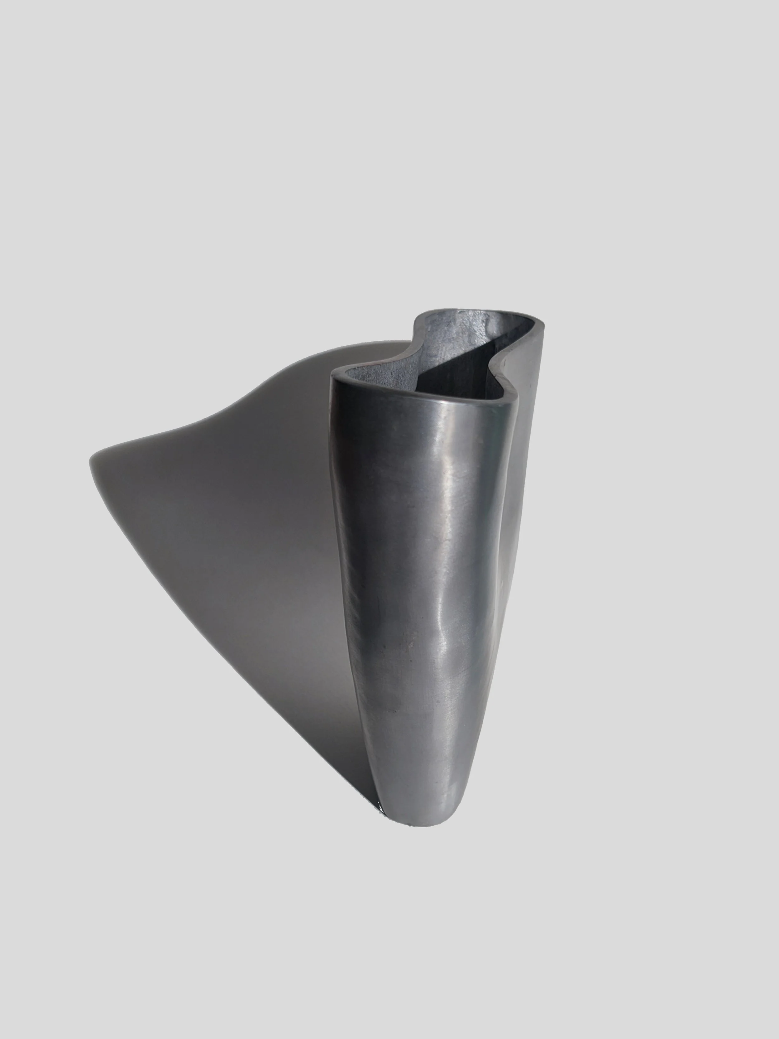 les-objoies-organic-wavy-vase-4.jpg