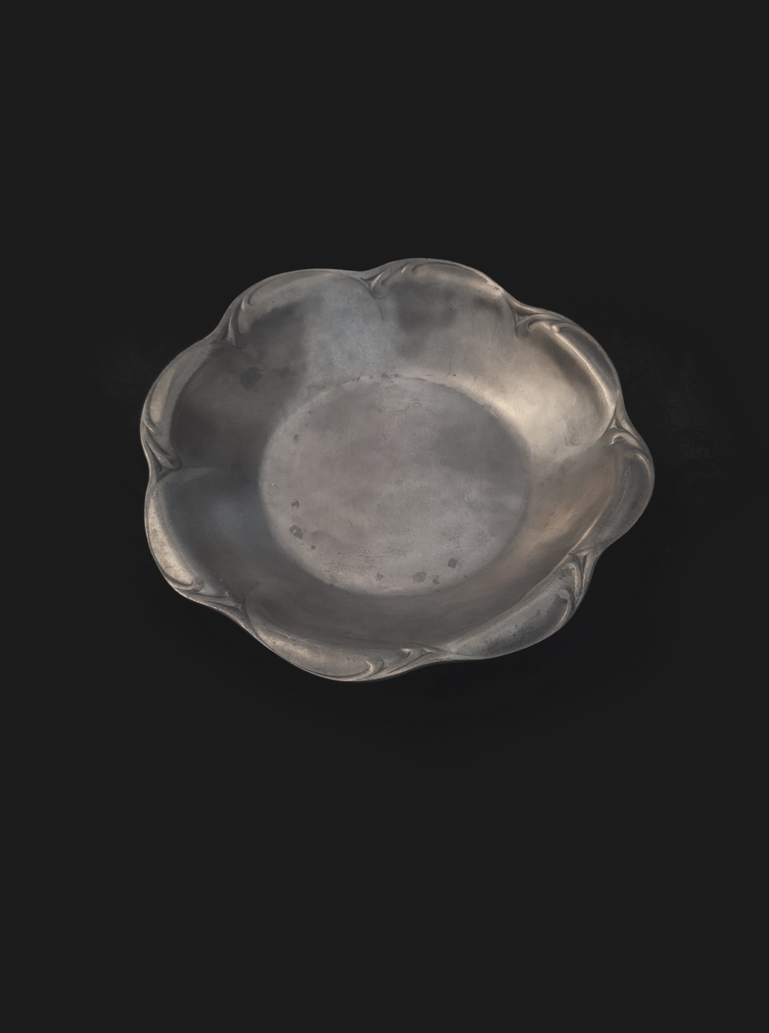 les-objoies-pewter-round-dish-2.png