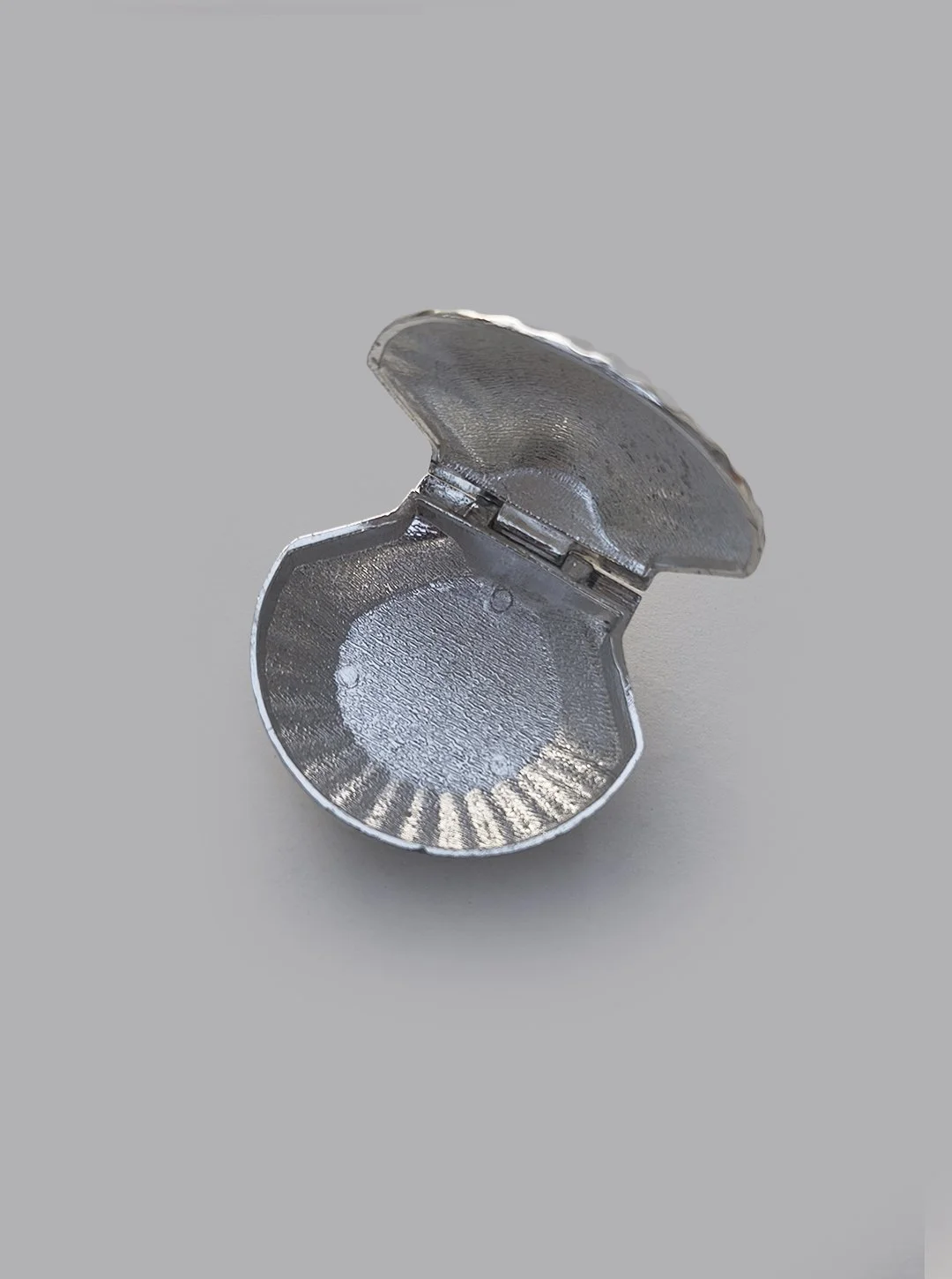 les-objoies-shell-pill-box-2.jpg