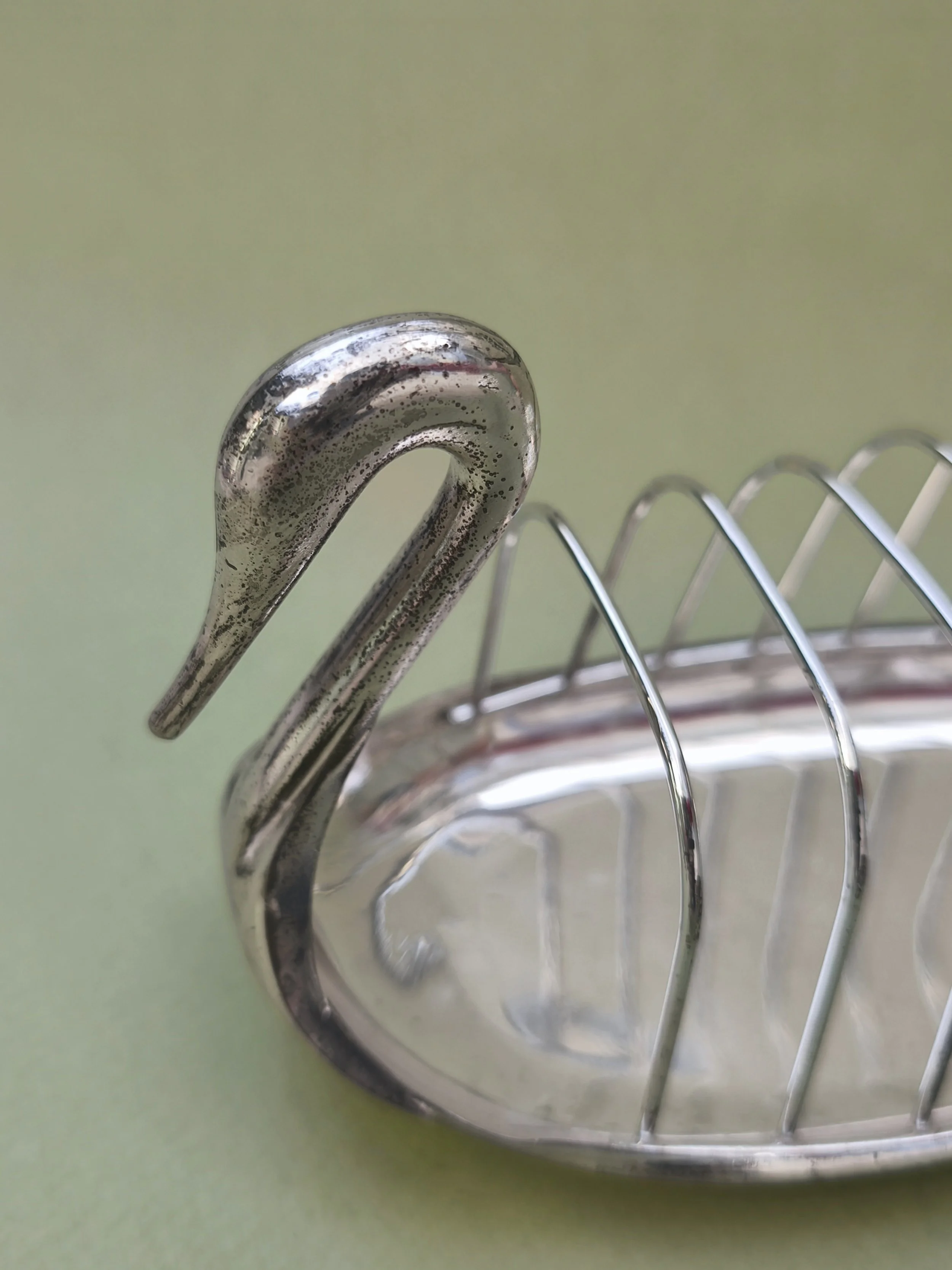 les-objoies-swan-toast-holder.jpg