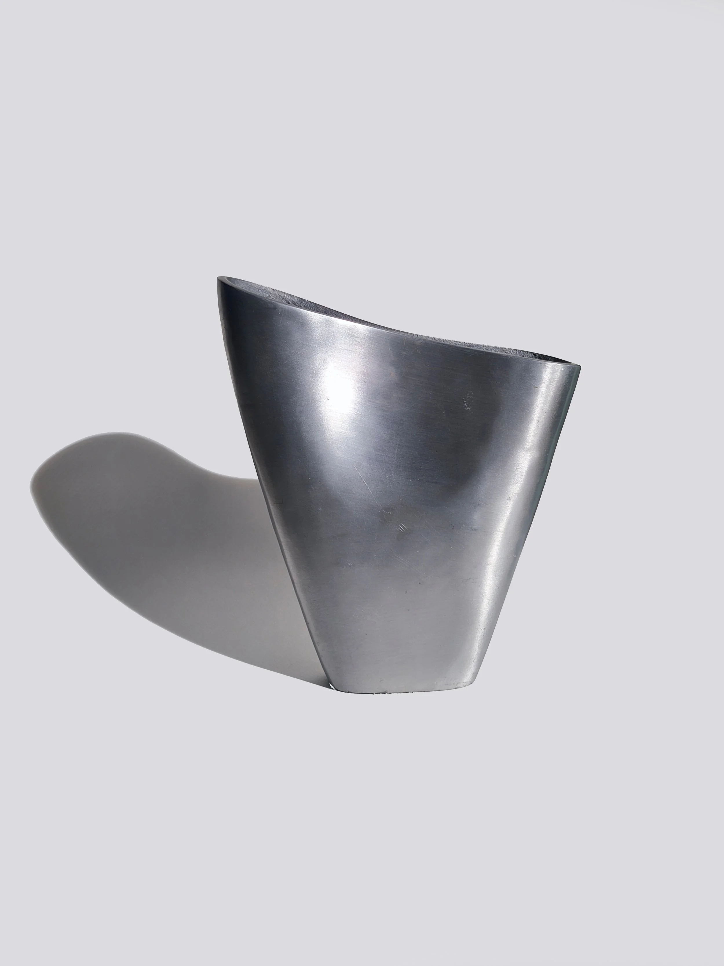 les-objoies-organic-wavy-vase-2.jpg