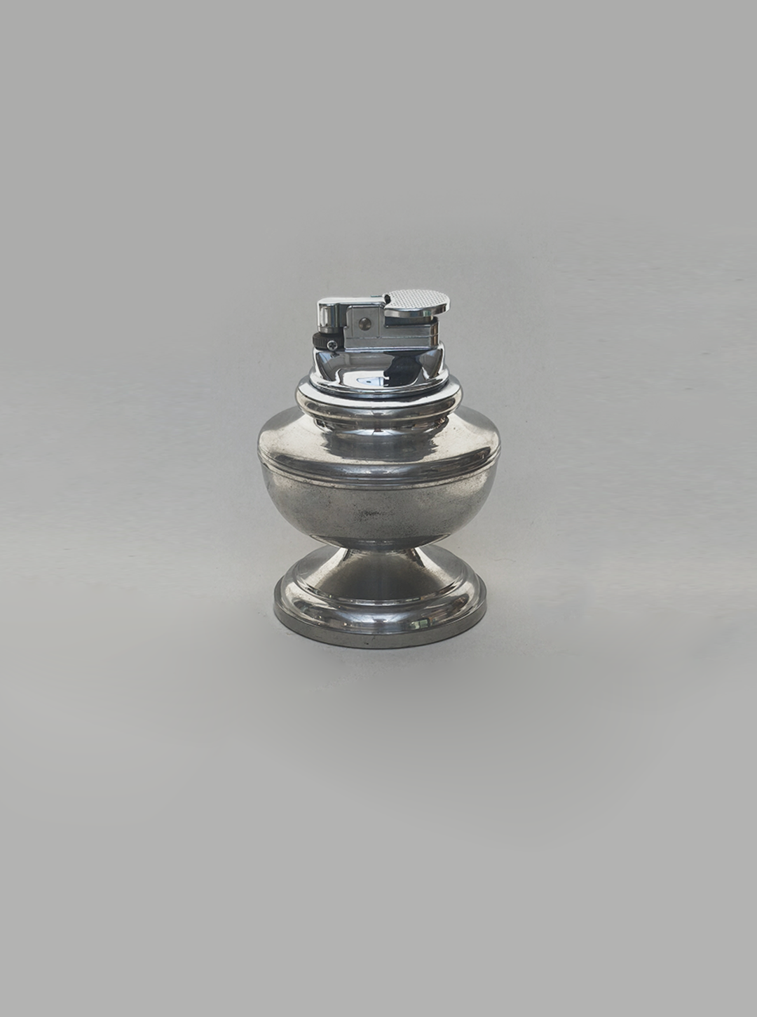 les-objoies-pewter-lighter-2.png