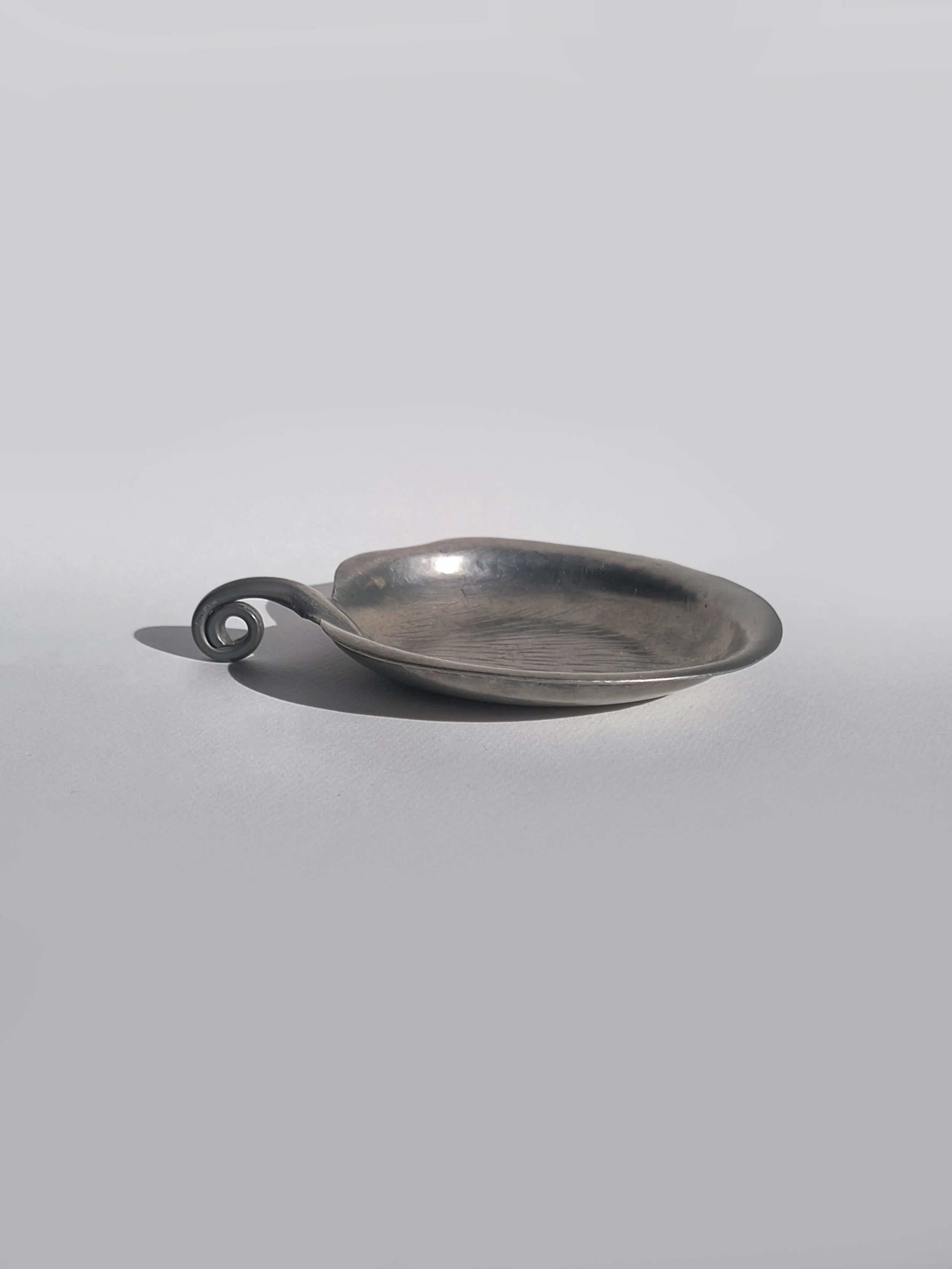 les-objoies-pewter-leaf-round-vide-poche.jpg