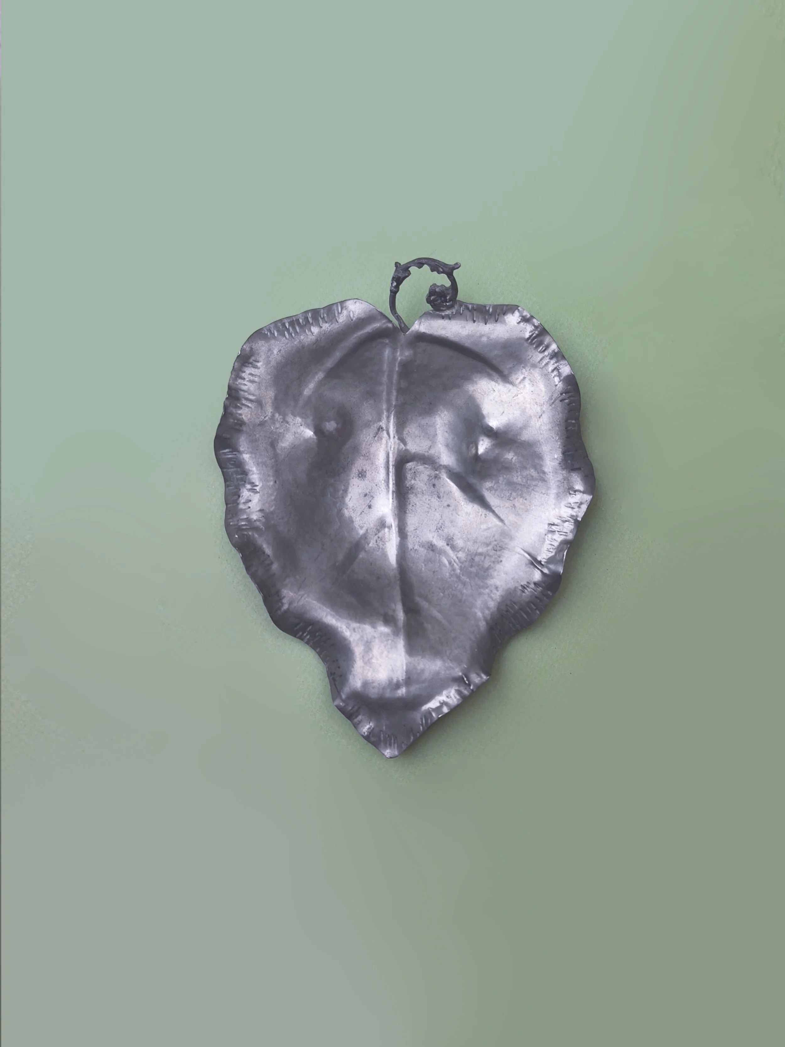 les-objoies-pewter-leaf-vide-poche-4.jpg
