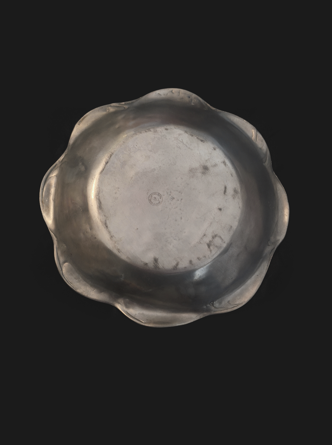 les-objoies-pewter-round-dish-3.png