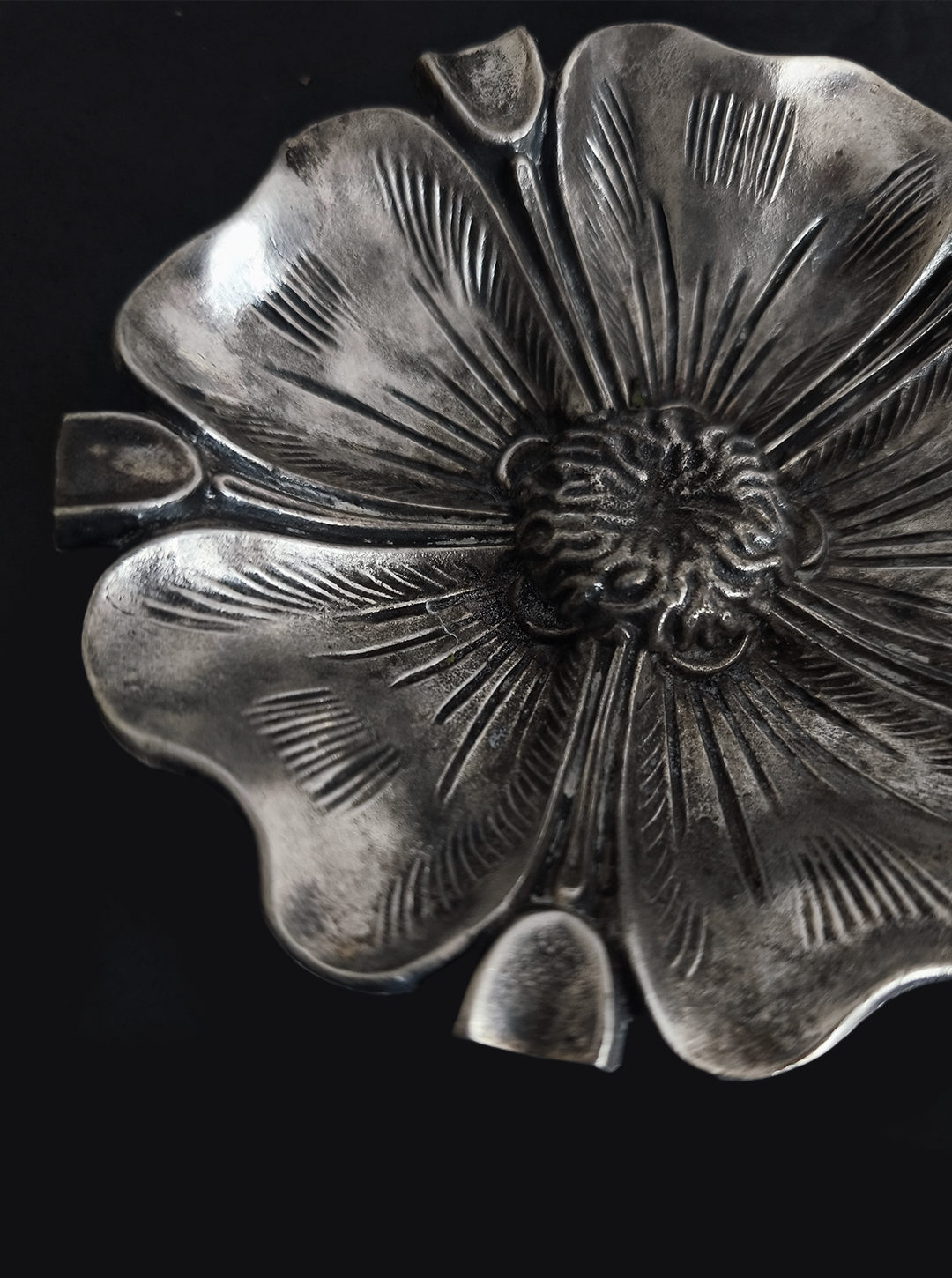 les-objoies-flower-pewter-ashtray.png
