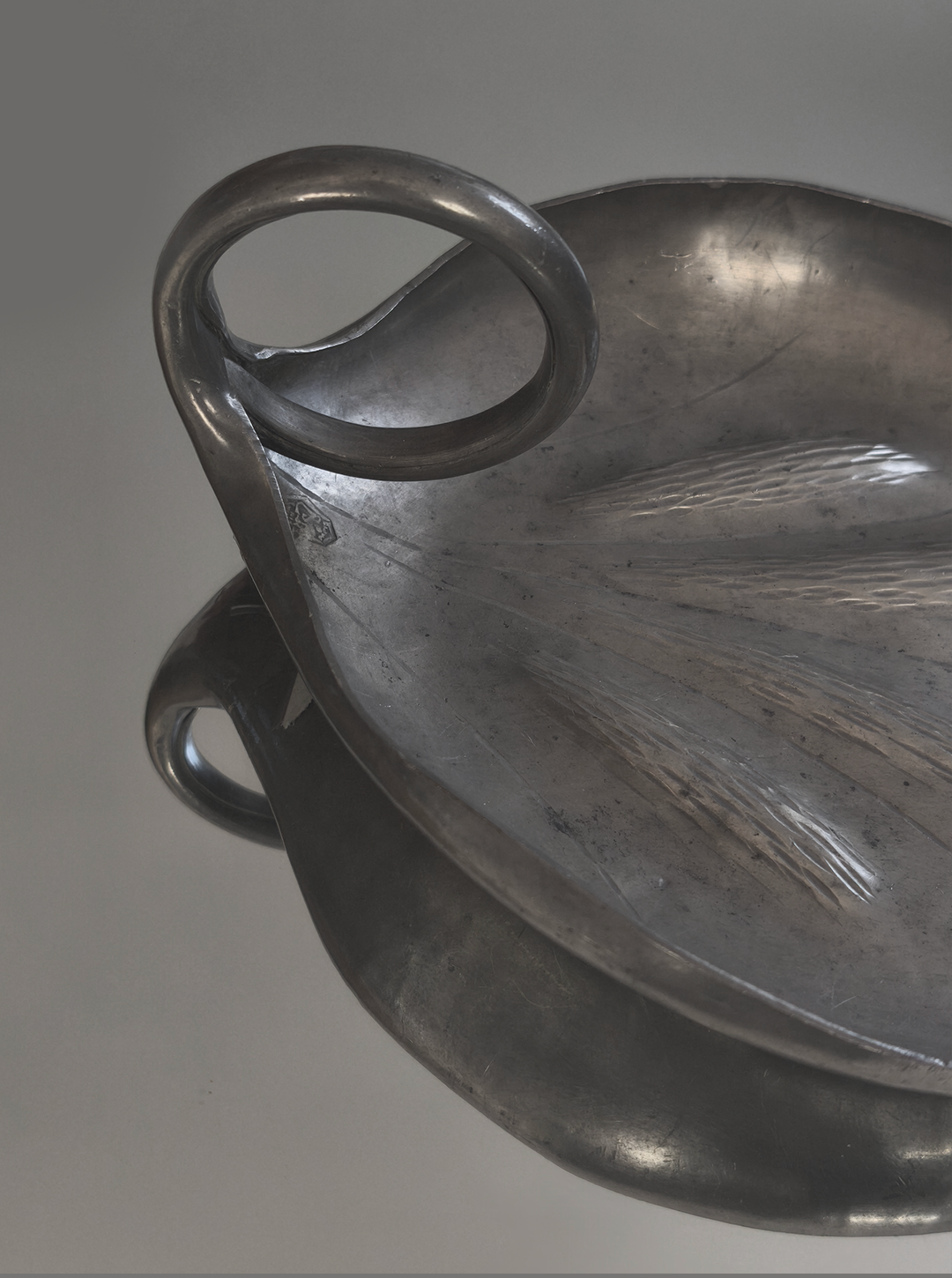 les-objoies-large-leaf-pewter-vide-poche-2.png