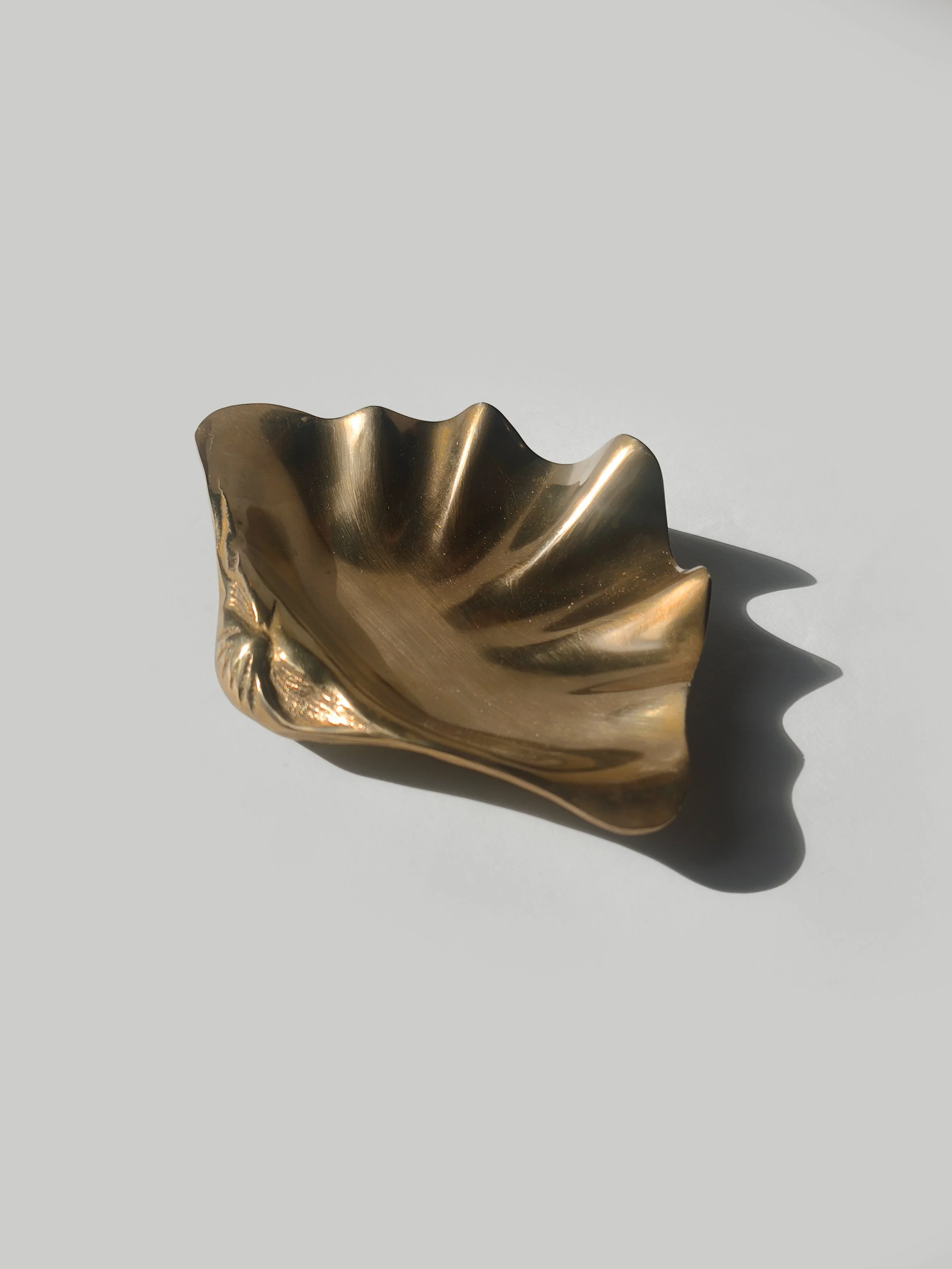 les-objoies-shell-large-brass-vide-poche-2.jpg