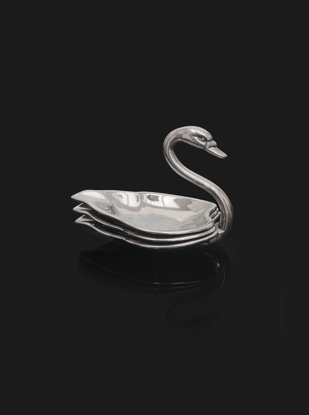 les-objoies-swan-ashtrays-set-3.png