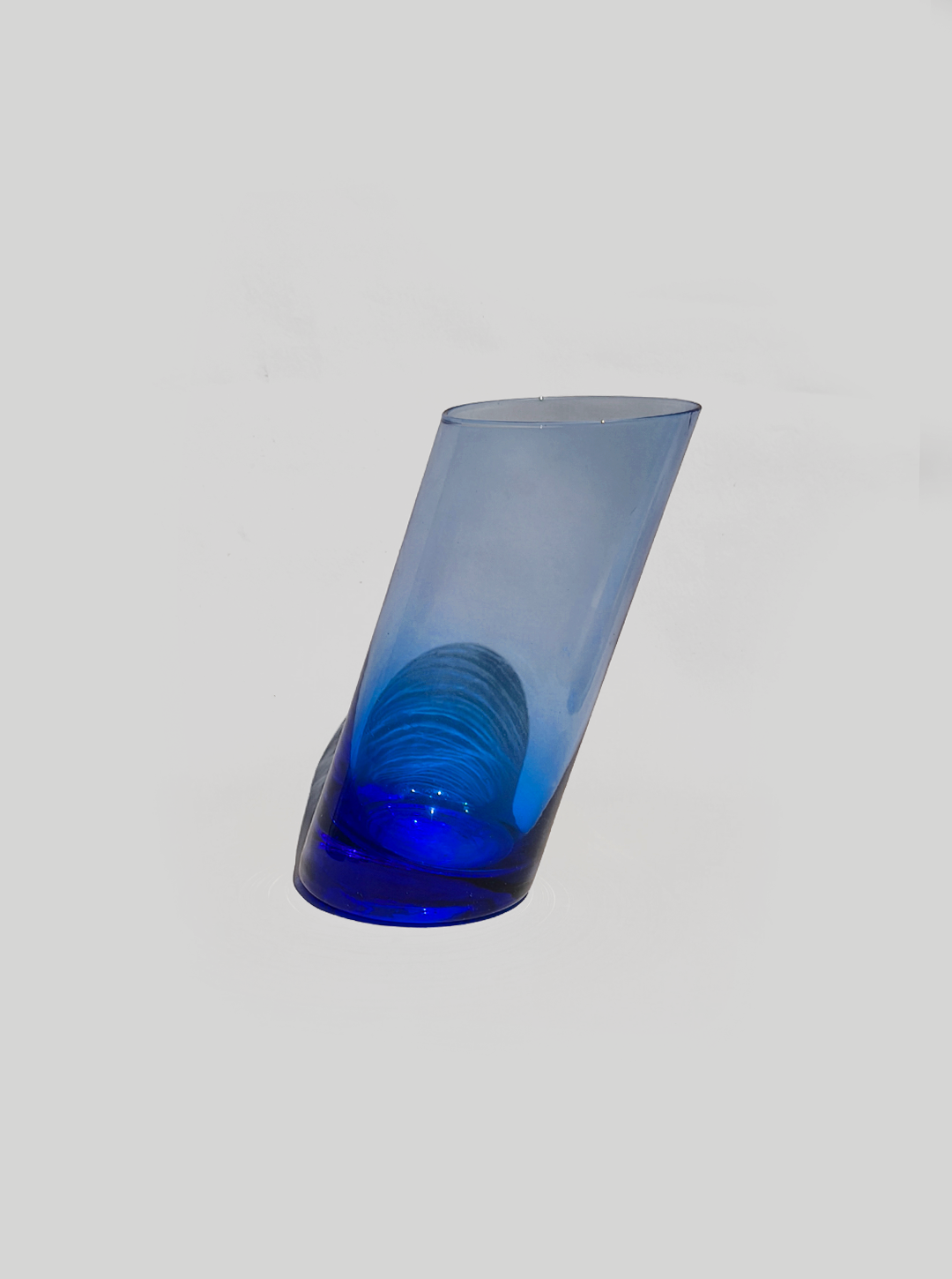 les-objoies-leaning-glasses-blue.png