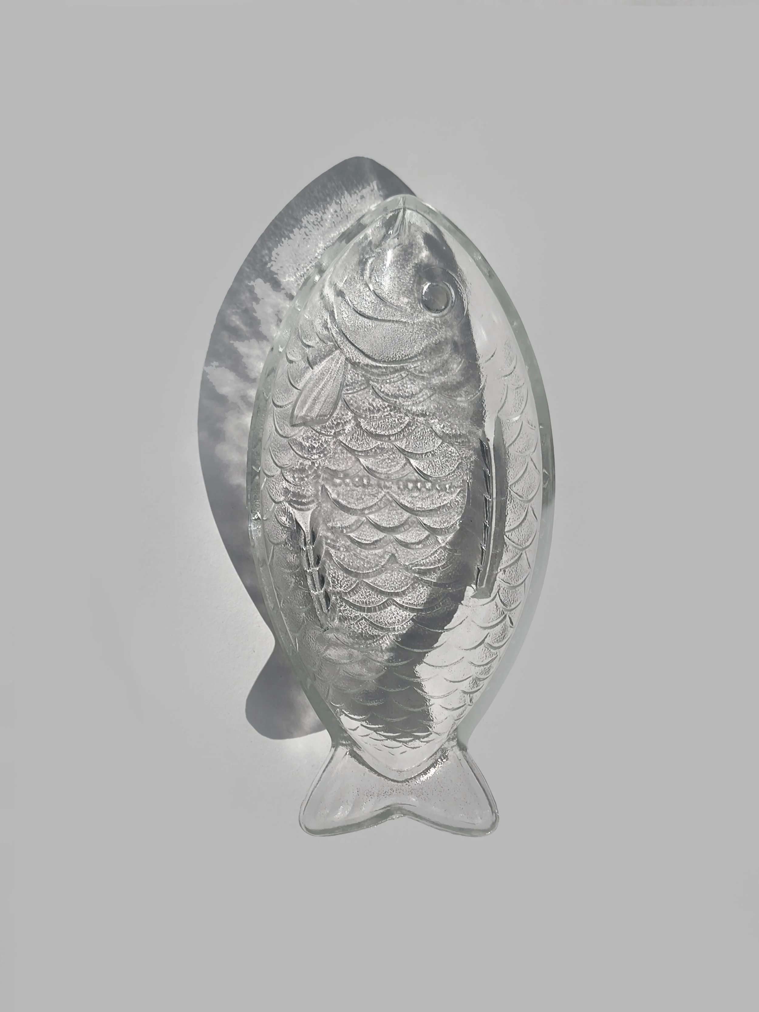 les-objoies-glass-fish-dish-1.jpg