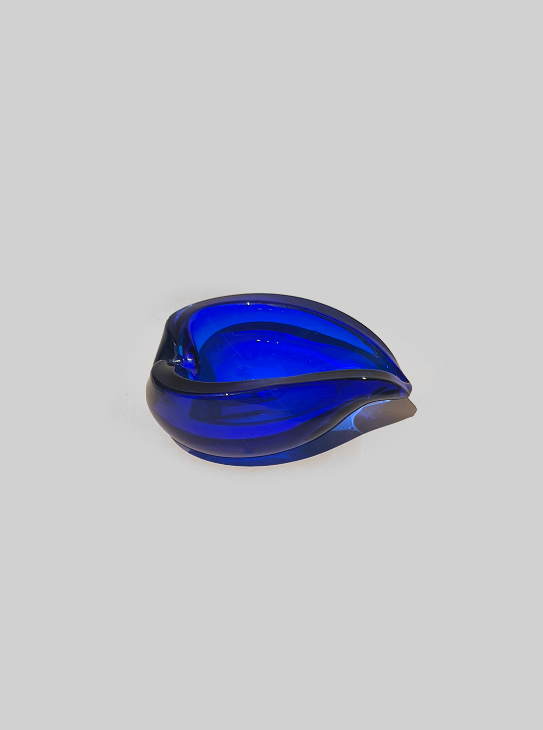 les-objoies-glass-ashtray-blue-4.png