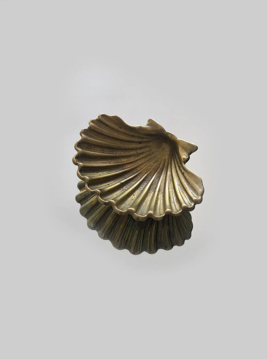 les-objoies-brass-shell-vide-poche-1.jpg