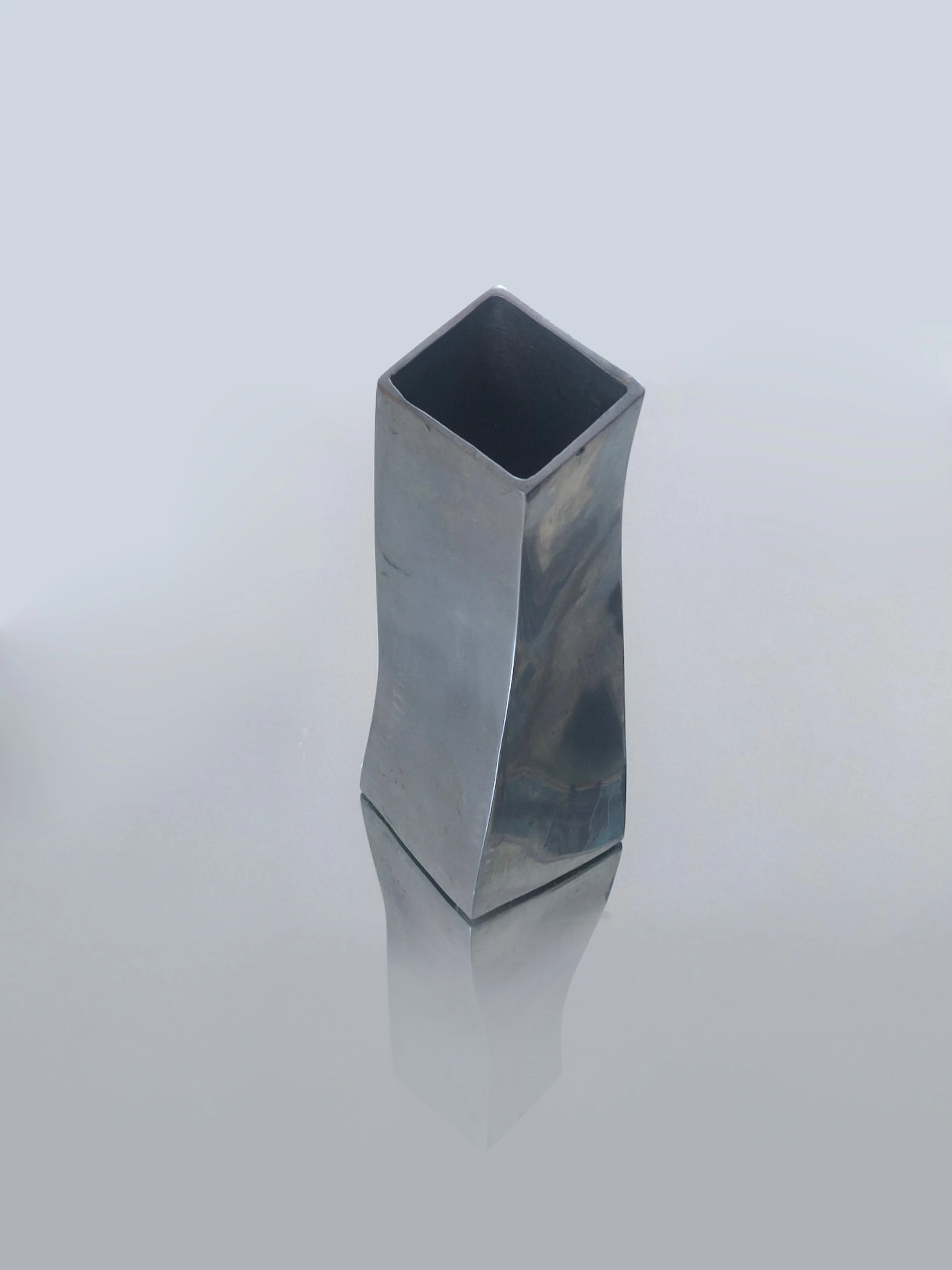 les-objoies-twist-vase-modern.jpg