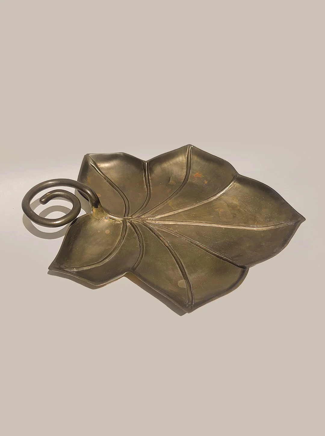les-objoies-vide-pochlarge-leaf-brass-4.jpg