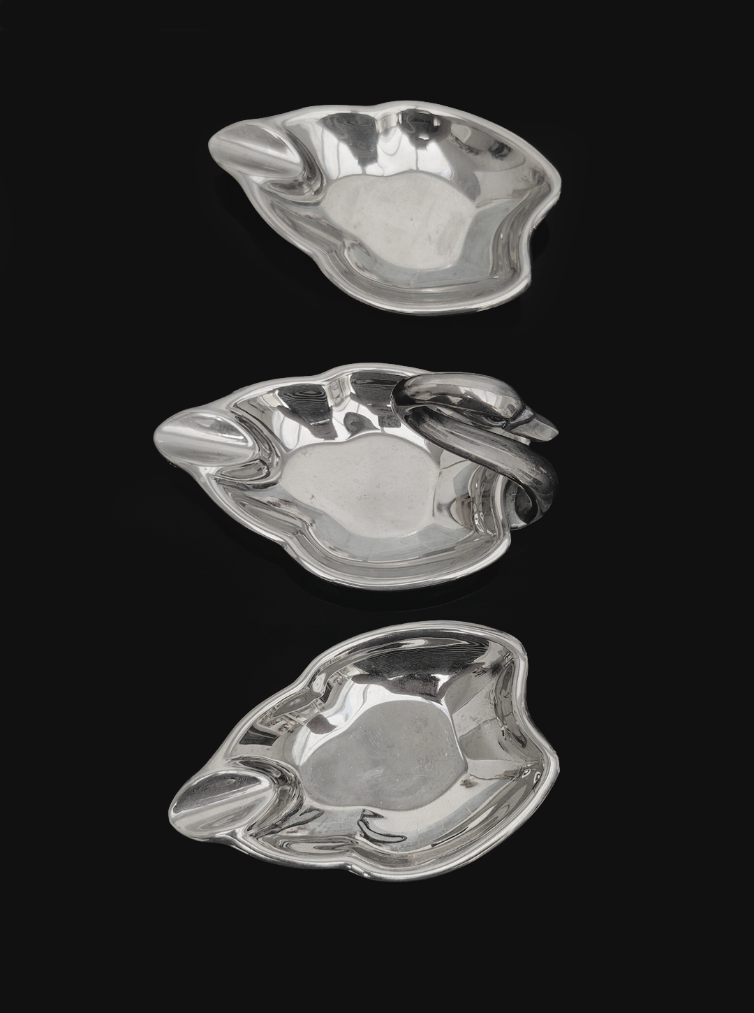 les-objoies-swan-ashtrays-set-5.png