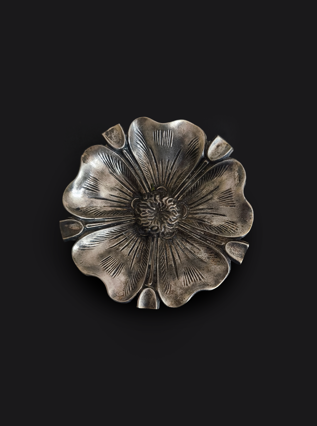 les-objoies-flower-pewter-ashtray2.png