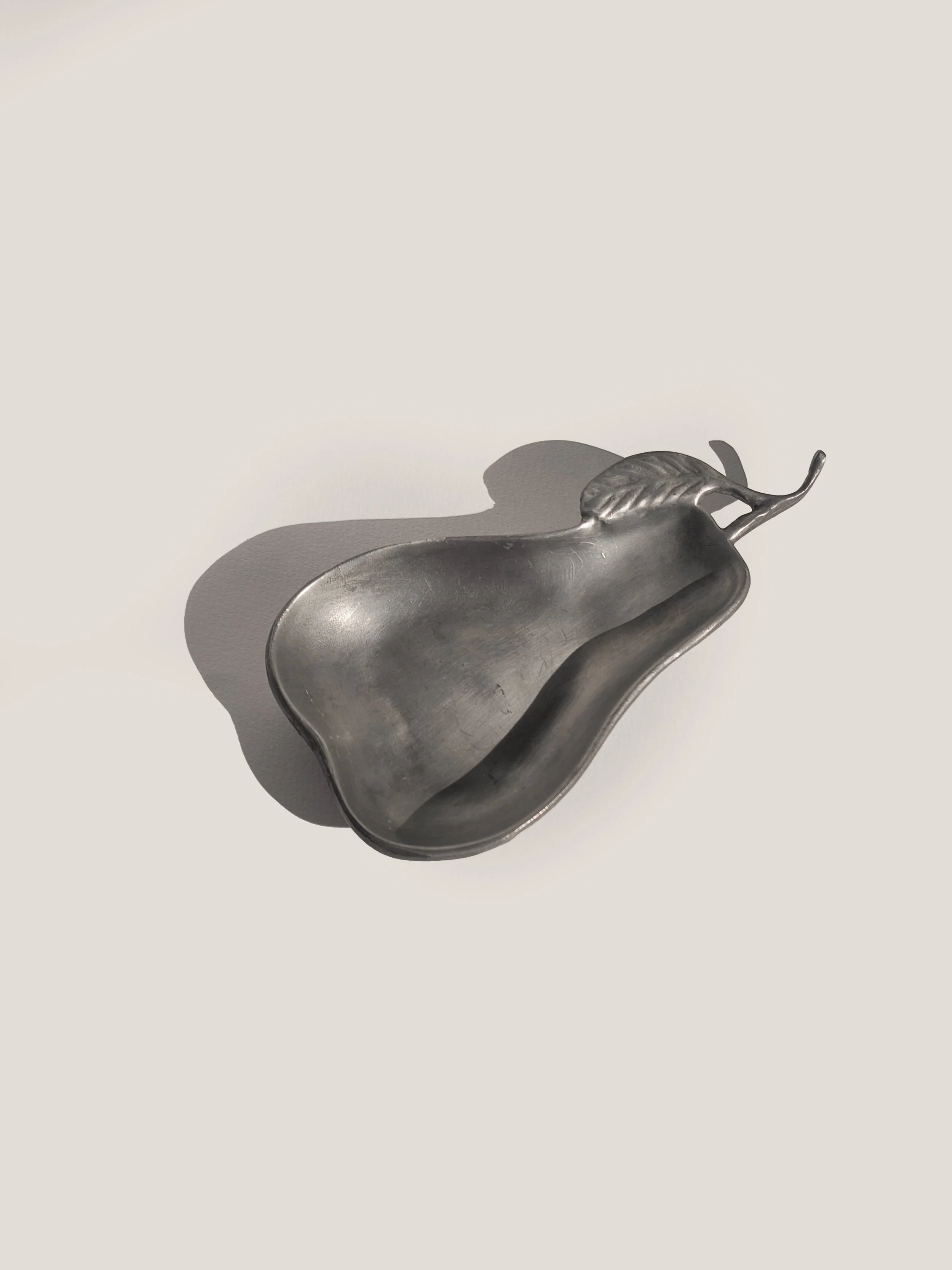 les-objoies-pewter-pear-vide-poche-4.jpg