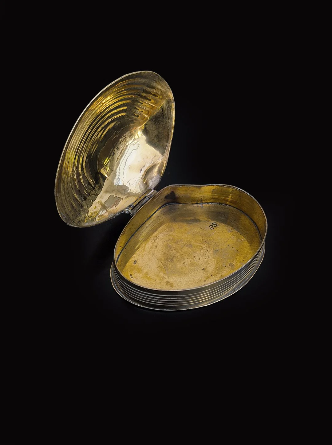 les-objoies-shell-brass-jewel-box.jpg