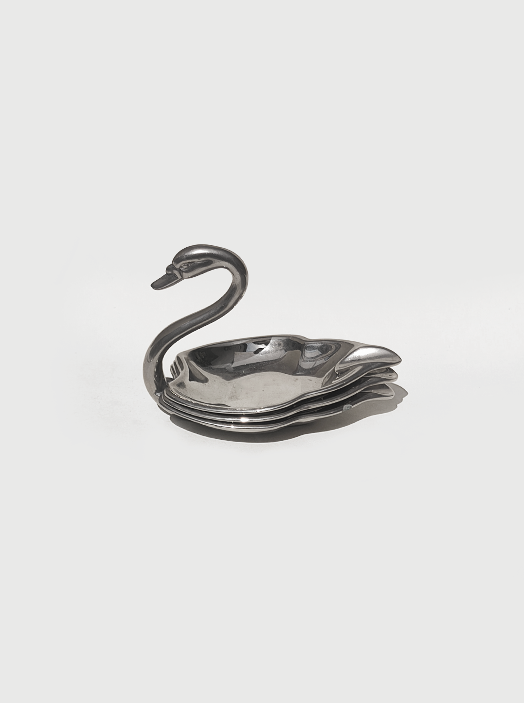 les-objoies-swan-ashtrays-set.png