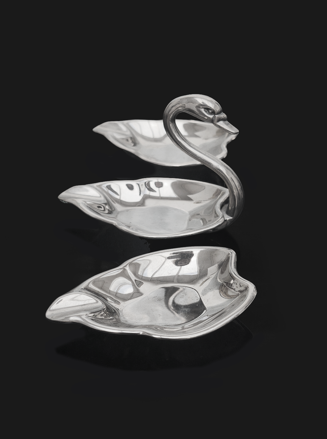 les-objoies-swan-ashtrays-set-4.png
