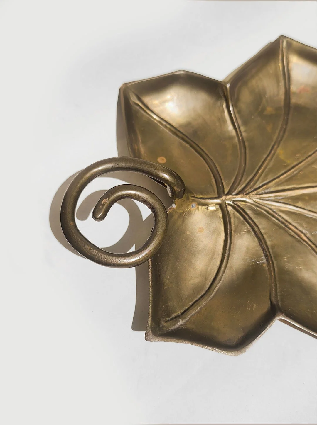 les-objoies-vide-pochlarge-leaf-brass-3.jpg