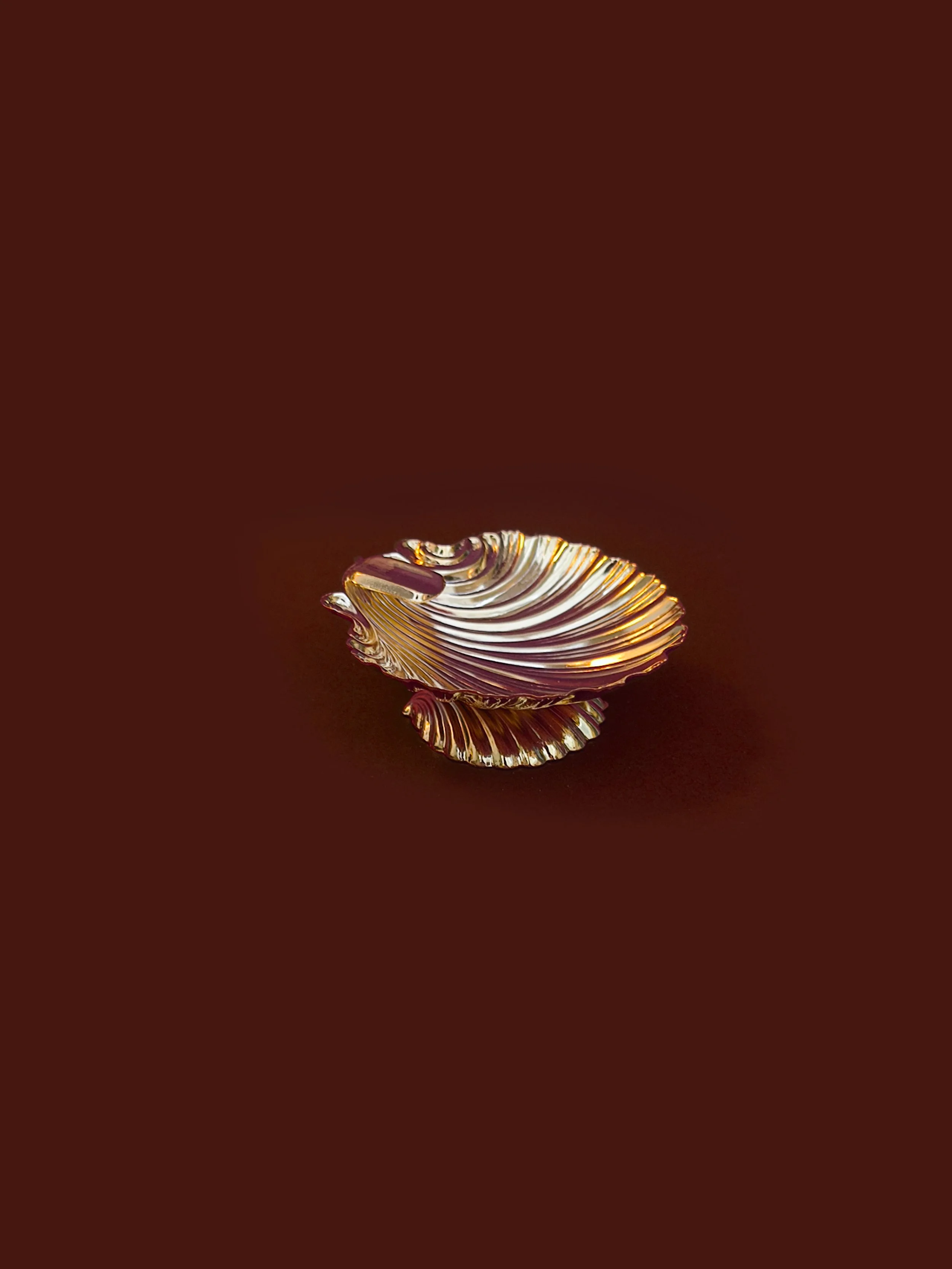 les-objoies-small-gold-shell-ashtray-2.jpg