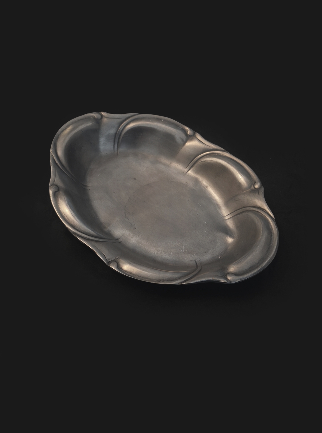 les-objoies-pewter-oval-dish-3.png
