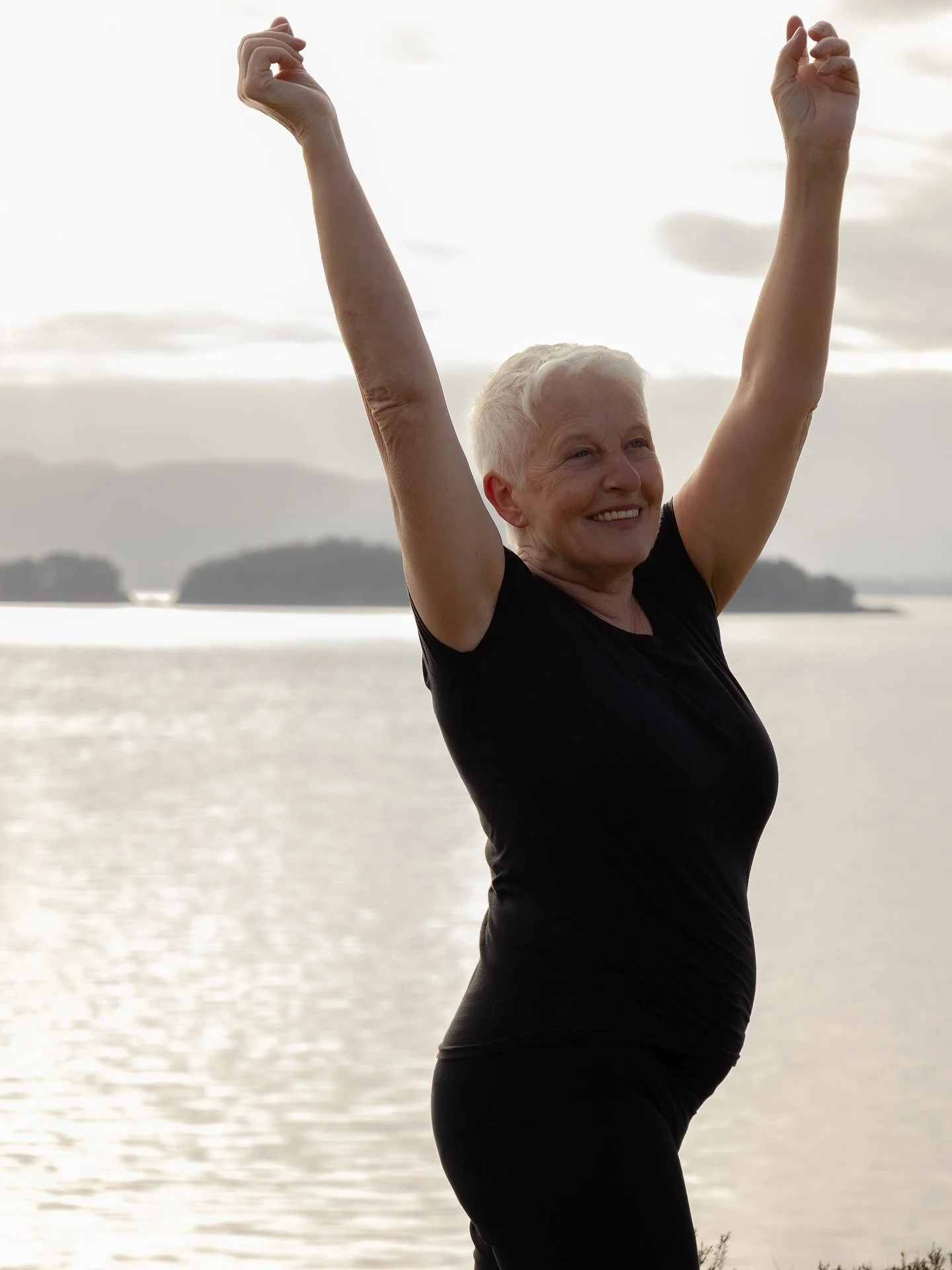 Utdrag fra den ukentlige e-posten Fredags Frihet: 

&laquo;Senior yogi

Denne e-posten er dedikert til alle senior yogiene, og til alle oss som skal bli spreke senior yogier!

Tirsdagstimen Styrke &amp; Balanse best&aring;r av en variert gruppe delta