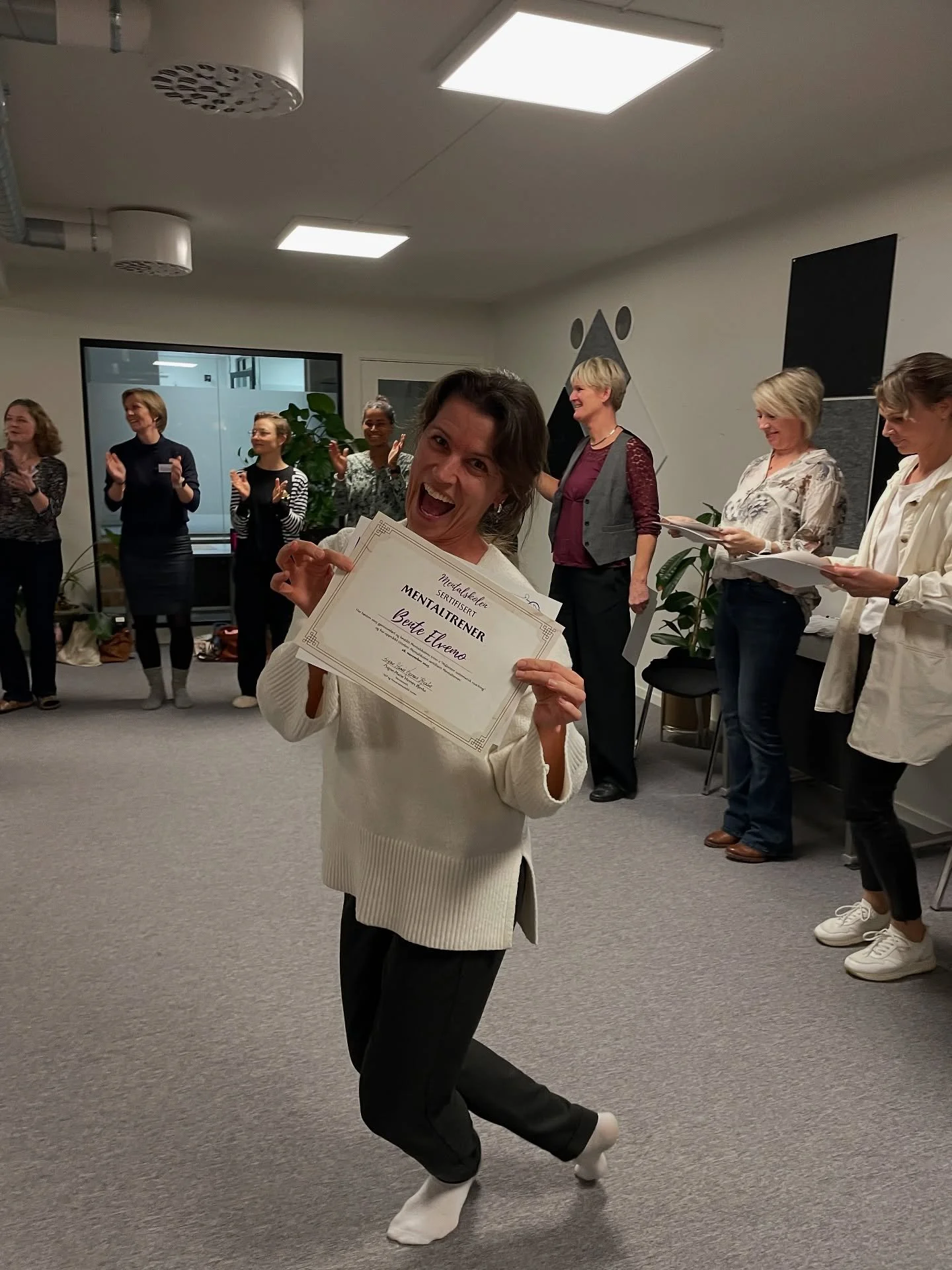 Jeg er sertifisert mentaltrener! 

Og her kommer utdrag fra den ukentlige e-posten Fredags Frihet: 

&laquo;Ny l&aelig;rdom - nytt kapittel

(&hellip;) I januar fortsetter jeg utdannelsen mot sertifiseringen som coach, men allerede n&aring; kan jeg b