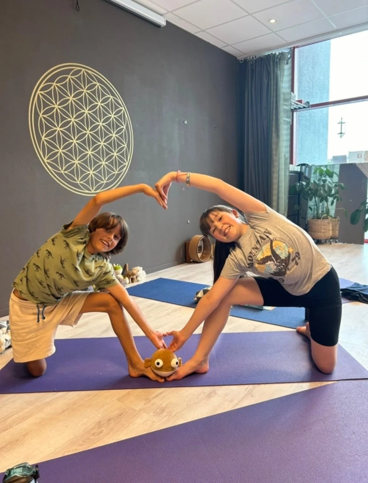 Utdrag fra den ukentlige e-posten Fredags Frihet: 

&laquo;Lekende lett

Jeg er akkurat tilbake fra &aring; ha undervist to timer med barneyoga for et lokalt barneidrettslag. Og hver gang jeg underviser barneyoga, s&aring; sl&aring;r det meg; barnas 