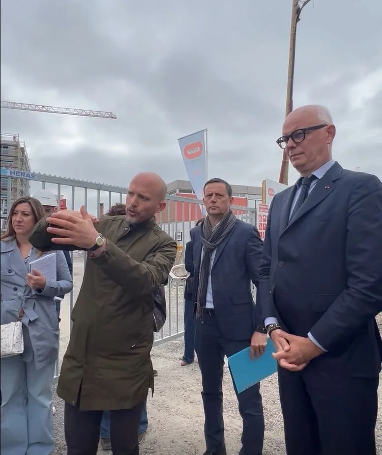 Presenting "District" project to Le Havre's mayor Edouard Philippe