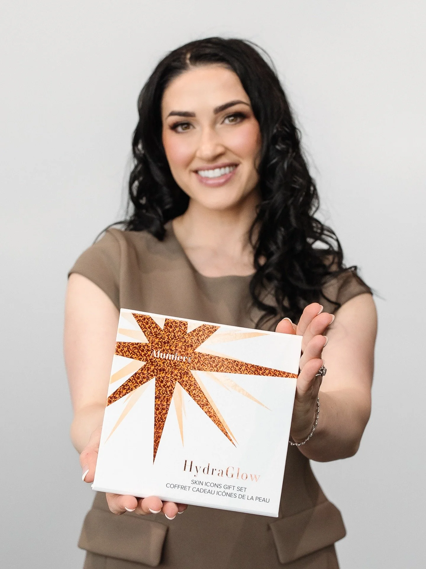 The holiday collections have arrived, but hurry, they're only available for a limited time and while supplies last! Our HydraGlow Skin Icons Gift Set is here to brighten skin and reveal a firmer, more radiant complexion. This limited-edition duo feat