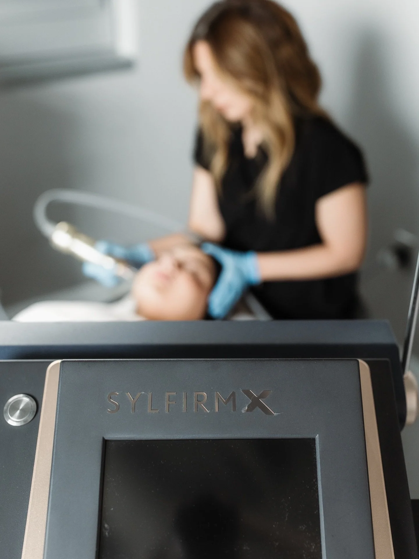 Who is a good fit for Sylfirm X RF Microneedling? Ideal candidates include those with fine lines, individuals looking to improve the skin laxity around their eyes, including the eyelids, and those seeking a no-downtime solution for texture concerns l